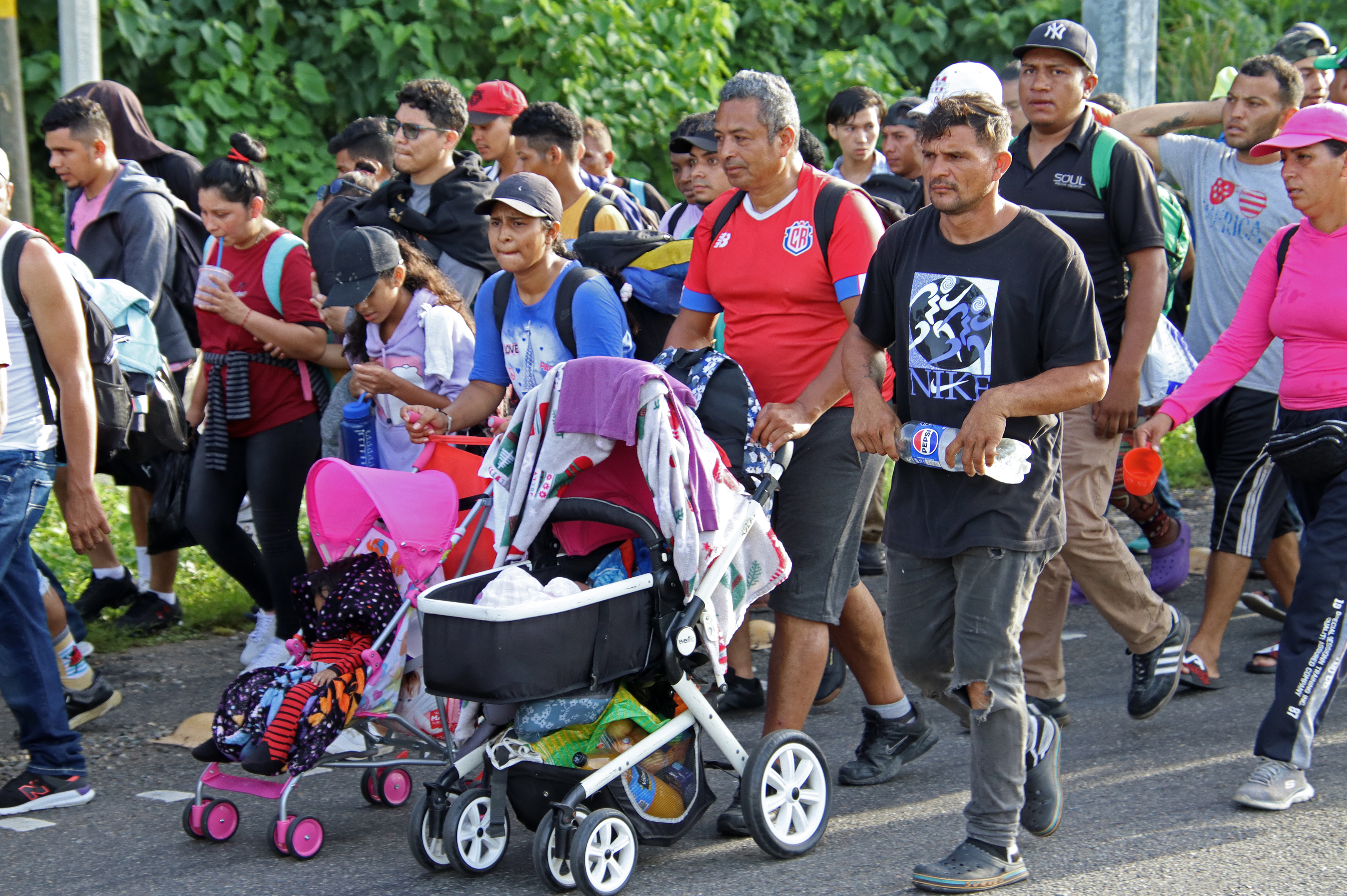 Una caravana de migrantes partió de México hacia la frontera sur de EE. UU. (Foto Prensa Libre: EFE)