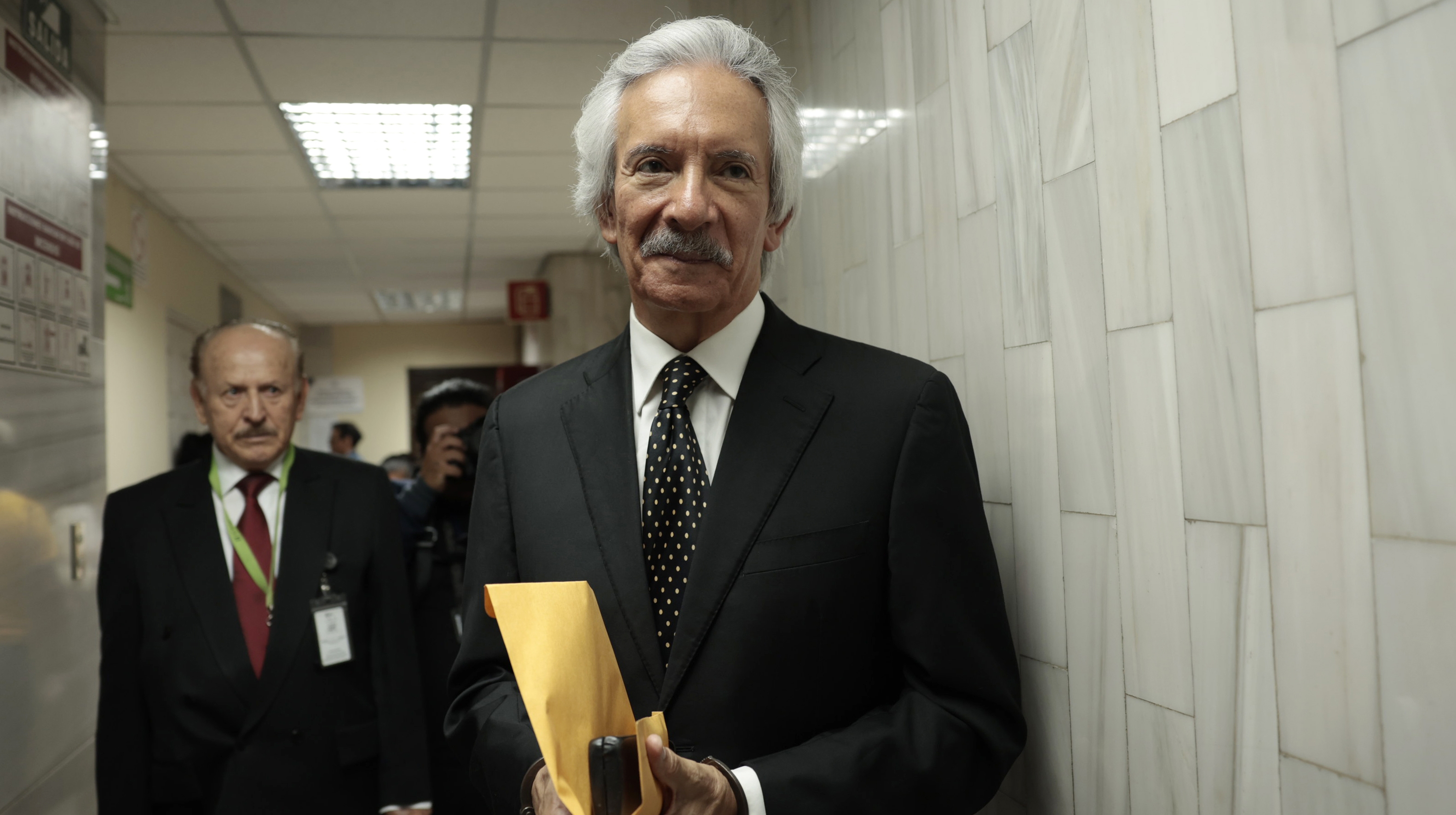 AME6039. BOGOTÁ (COLOMBIA), 07/10/2024.- Fotografía de archivo del 15 de mayo de 2024 del periodista guatemalteco José Rubén Zamora Marroquín durante una diligencia en la Torre de Tribunales, en Ciudad de Guatemala (Guatemala). Zamora Marroquín cumplió este lunes 800 días en prisión, sin juicio ni condena confirmada hasta el momento y sin posibilidades de salir hasta 2025, según denunció su hijo. 