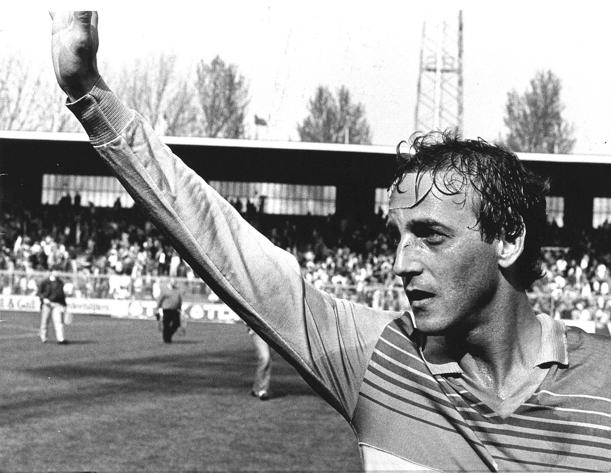 Johan Neeskens falleció el 6 de octubre de 2024, según informó la asociación de futbol holandesa KNVB en un comunicado.