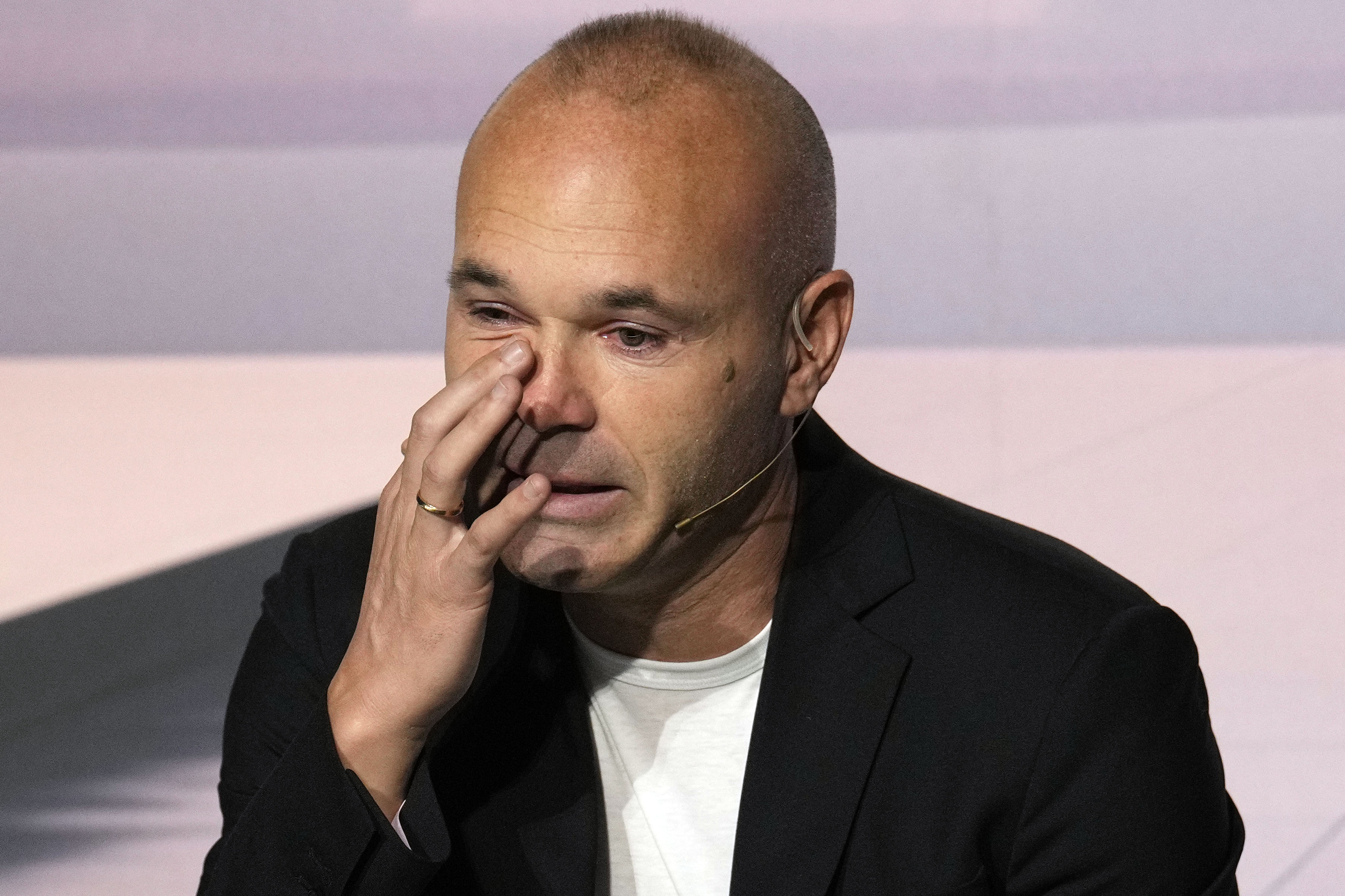 El futbolista Andrés Iniesta durante la rueda de prensa en la que explica sus planes de futuro.