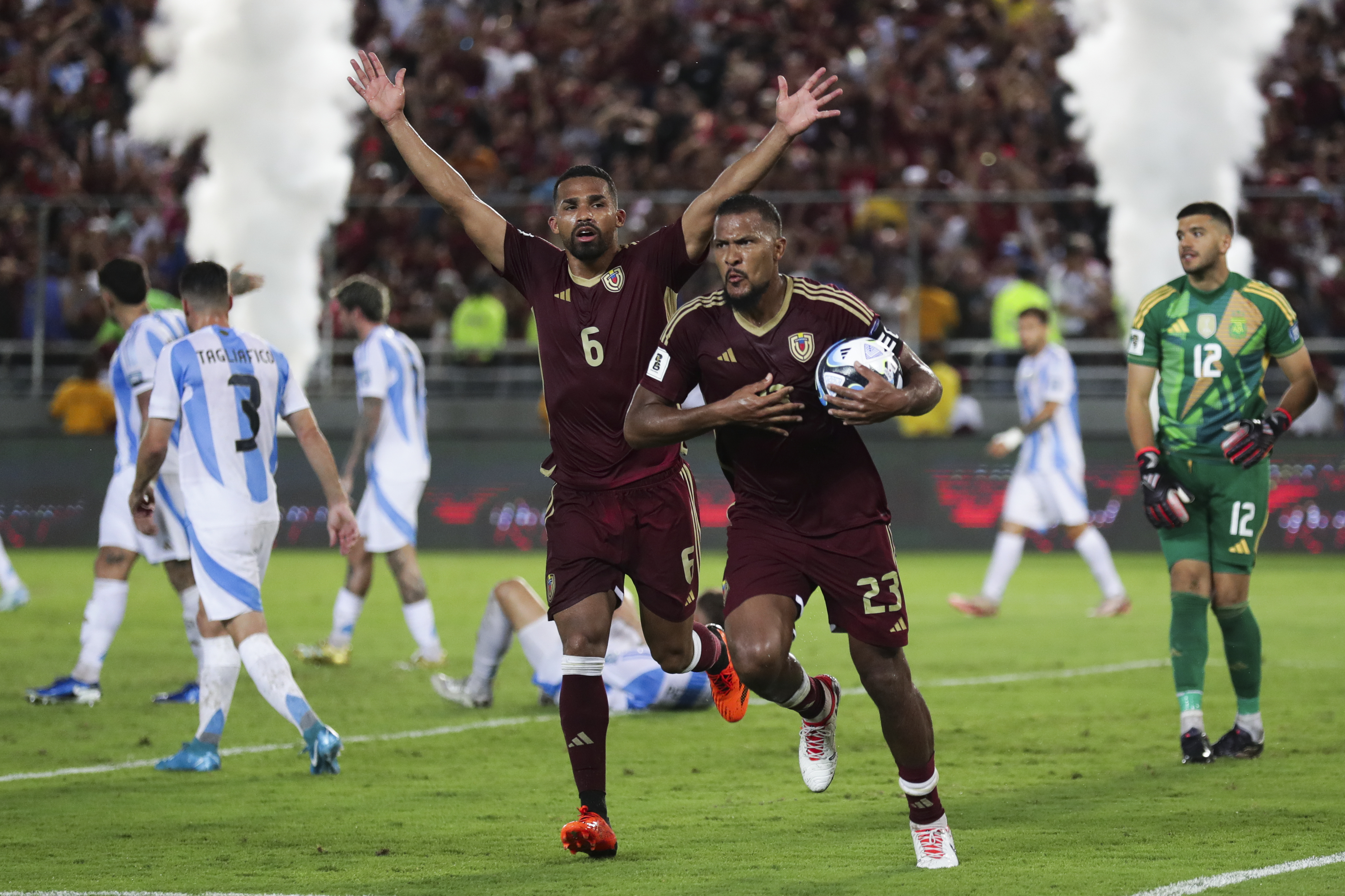 Salomón Rondón de Venezuela celebra su gol ante Argentina en el estadio Monumental de Maturín.