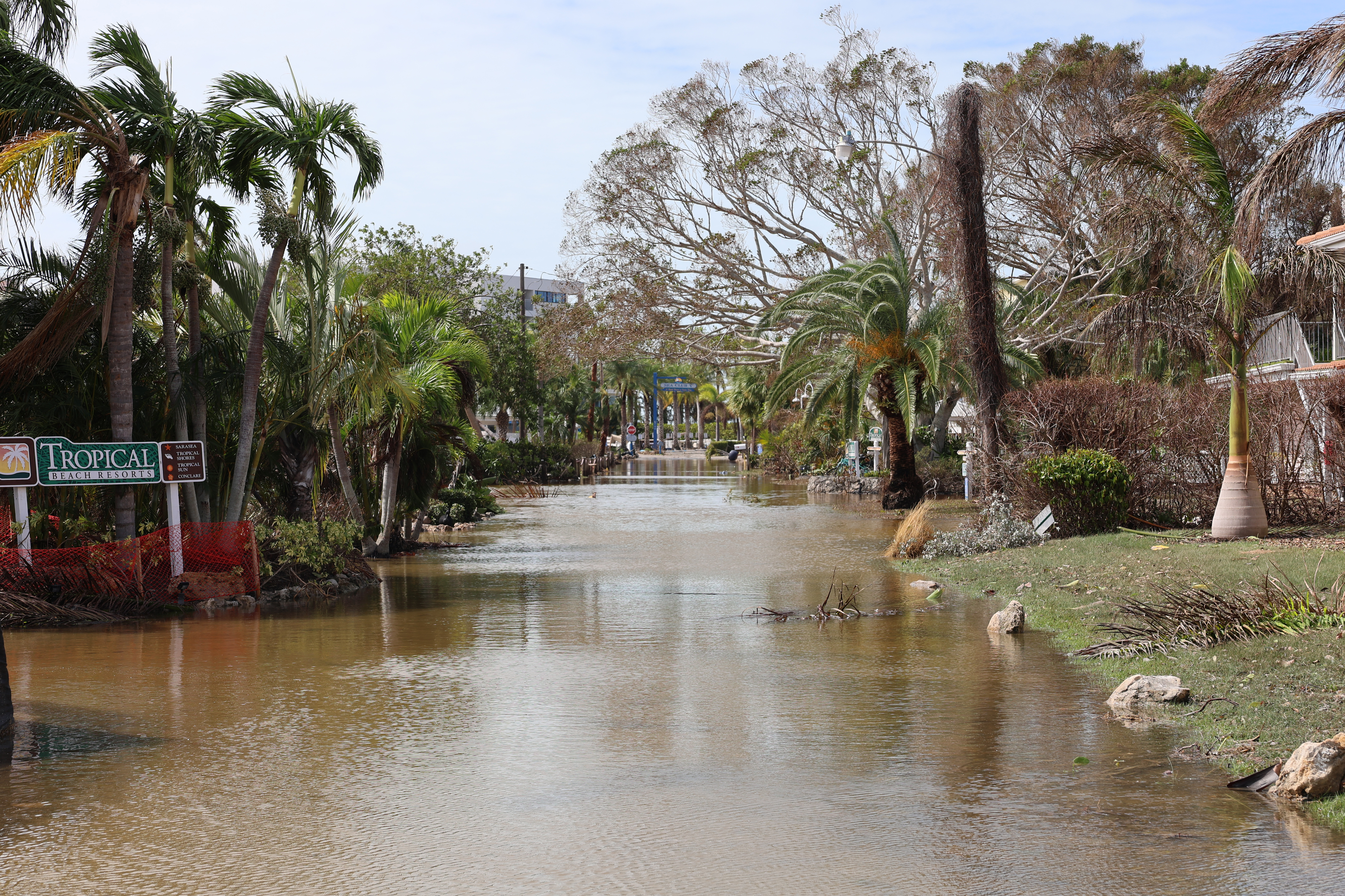 ACOMPAÑA CRÓNICA: EEUU HURACANES ATLÁNTICO USA7635. SARASOTA (FL, EEUU), 10/10/2024.- Fotografía de una calle inundada este jueves por el paso del huracán Milton en Sarasota, Florida (EE.UU.). El huracán Milton se ha cobrado al menos la vida de una docena de personas y dejado una senda de destrucción a su paso por Florida (EE.UU.), que registró tornados mortales, graves inundaciones y donde todavía más de 3 millones de usuarios permanecen sin luz, además de causar daños estimados en hasta 60.000 millones de dólares. EFE/Octavio Guzmán