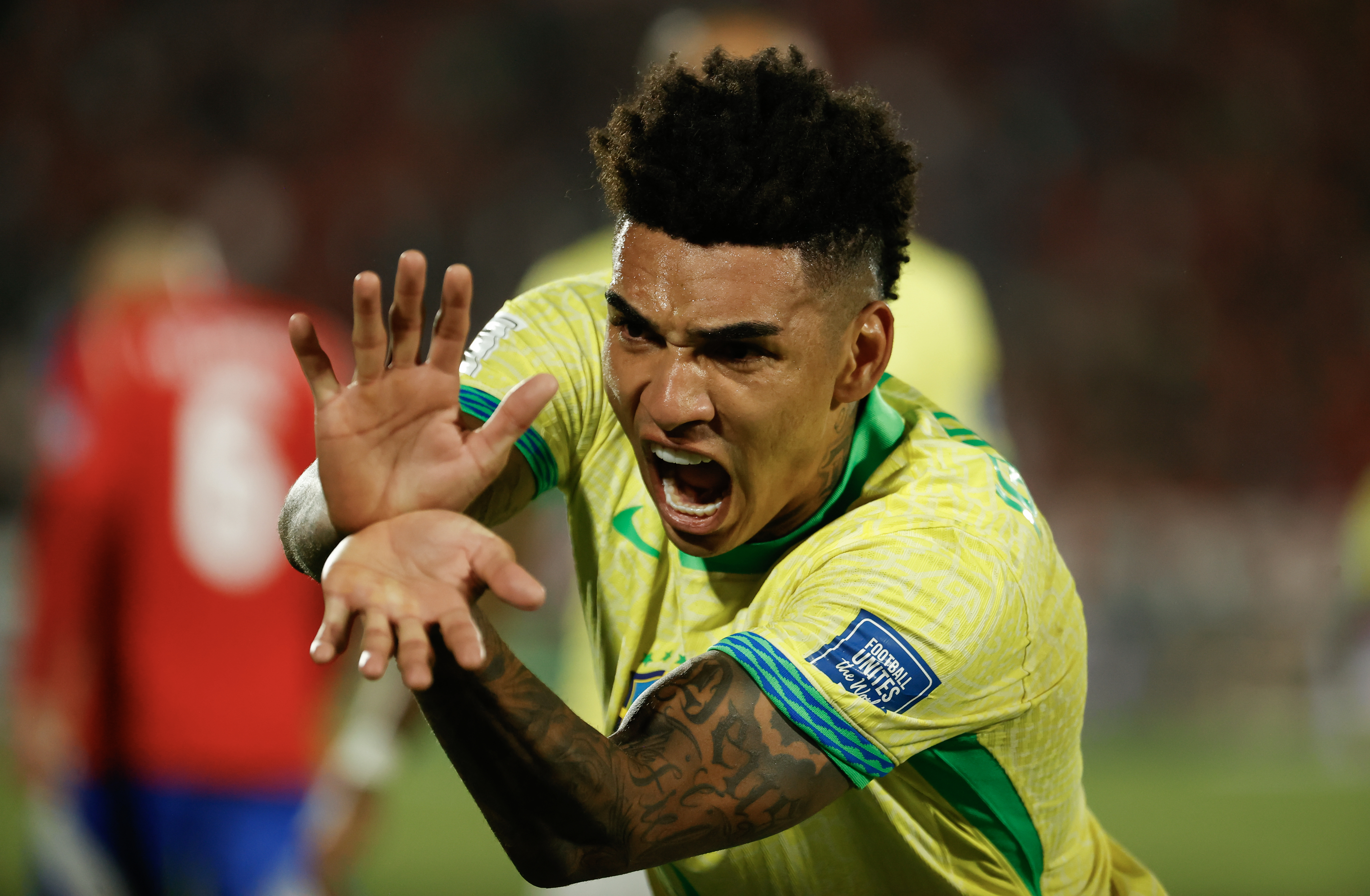 Igor Jesus Maciel da Cruz de Brasil celebra su gol en un partido de las eliminatorias sudamericanas para el Mundial de 2026 entre Chile y Brasil.