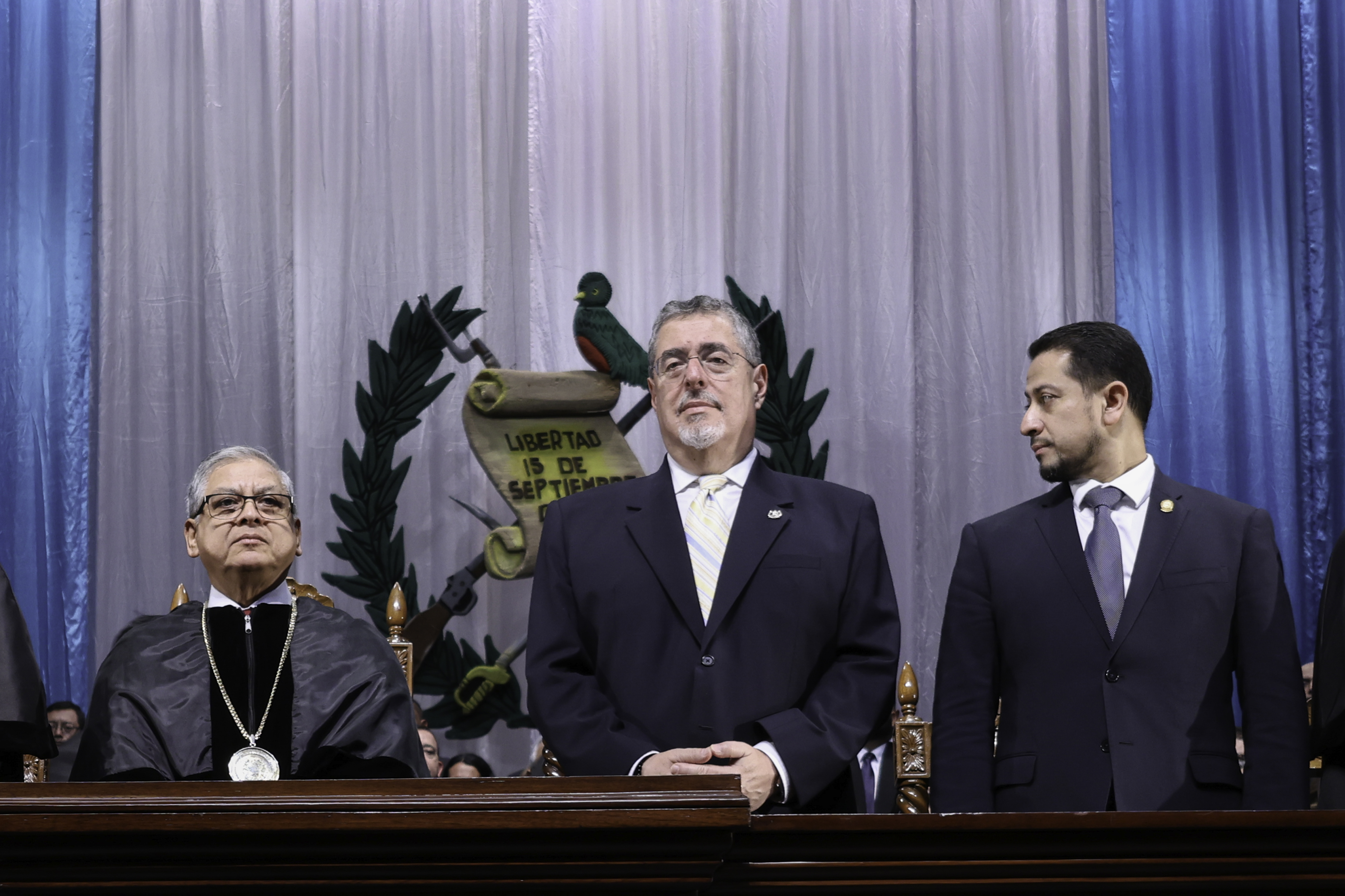 AME6957. CIUDAD DE GUATEMALA (GUATEMALA), 13/10/2024.- El magistrado Carlos Lucero Paz (i), el presidente de la República de Guatemala Bernardo Arévalo de León (c) y el presidente del Congreso Nery Ramos, participan durante la toma de posesión de los magistrados de la Corte Suprema de Justicia periodo 2024-2029, este domingo en Ciudad de Guatemala (Guatemala). Los magistrados que componen la nueva Corte Suprema de Justicia de Guatemala tomaron posesión este domingo para el período 2024-2029, tras un controvertido proceso de elección vigilado por la Organización de Estados Americanos (OEA). EFE/Mariano Macz