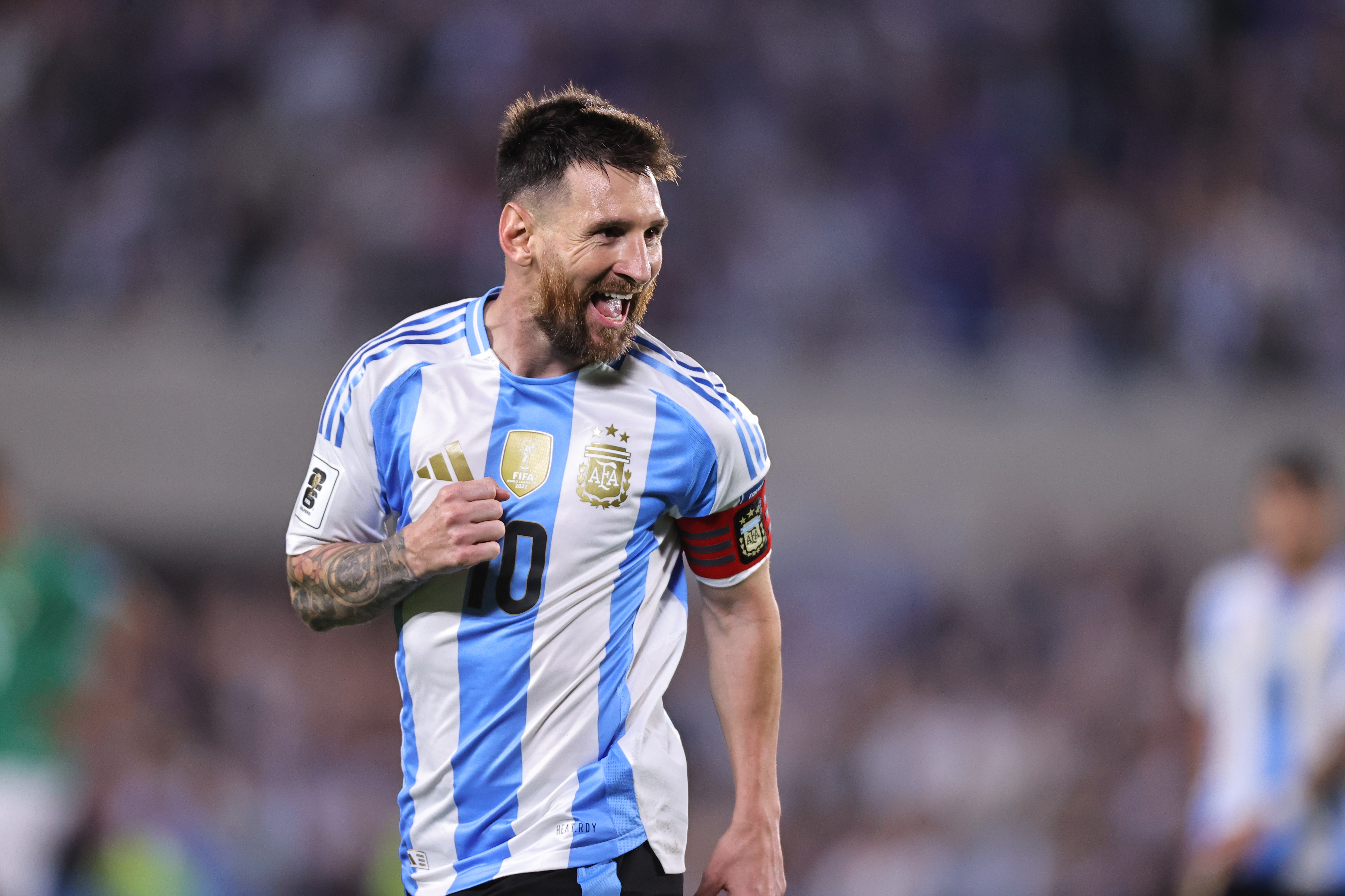 Lionel Messi de Argentina celebra un gol en un partido de las eliminatorias sudamericanas.