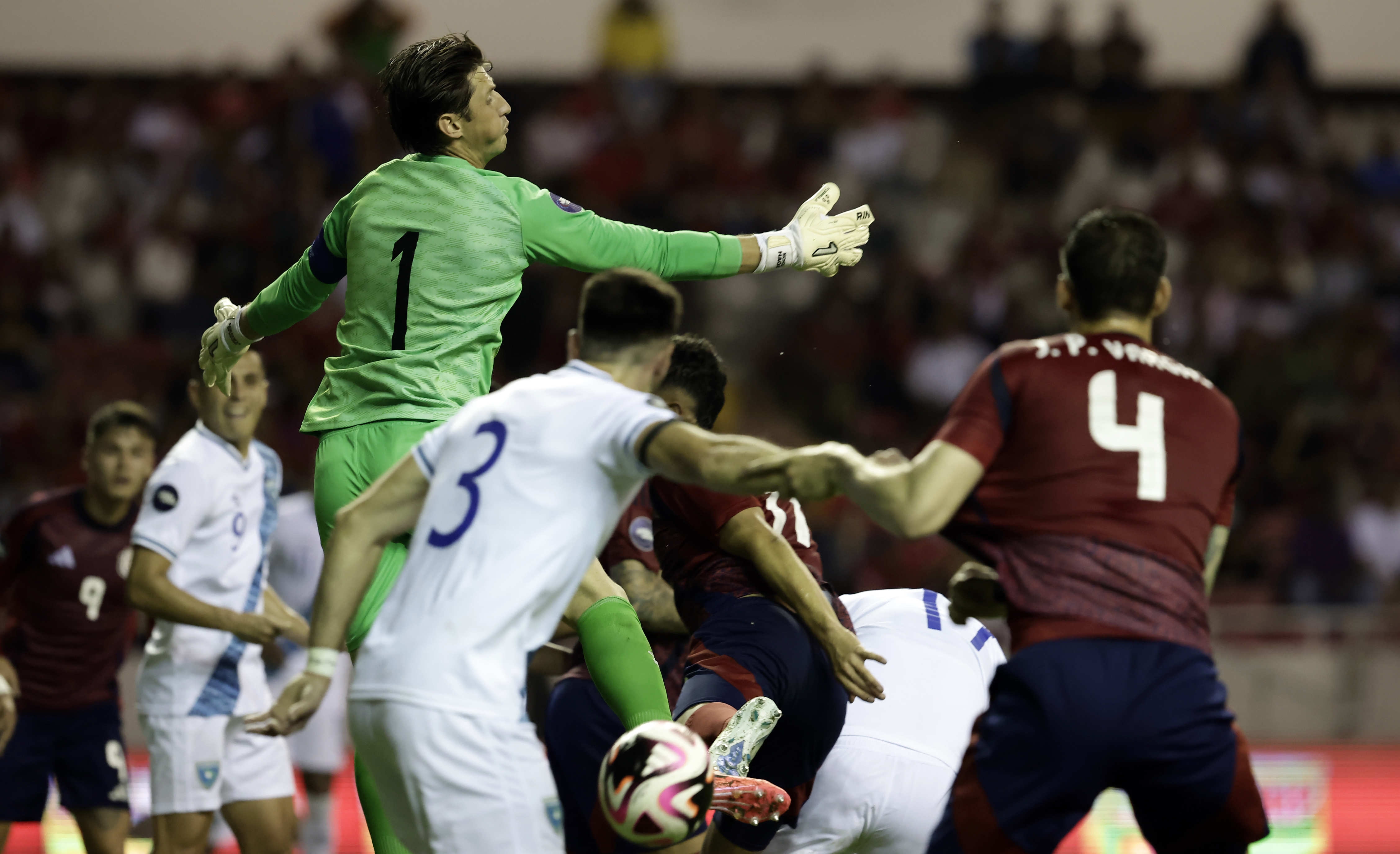 Nicholas Hagen de Guatemala intenta atrapar el balón ante Costa Rica durante un partido de la Liga de Naciones de la Concacaf.