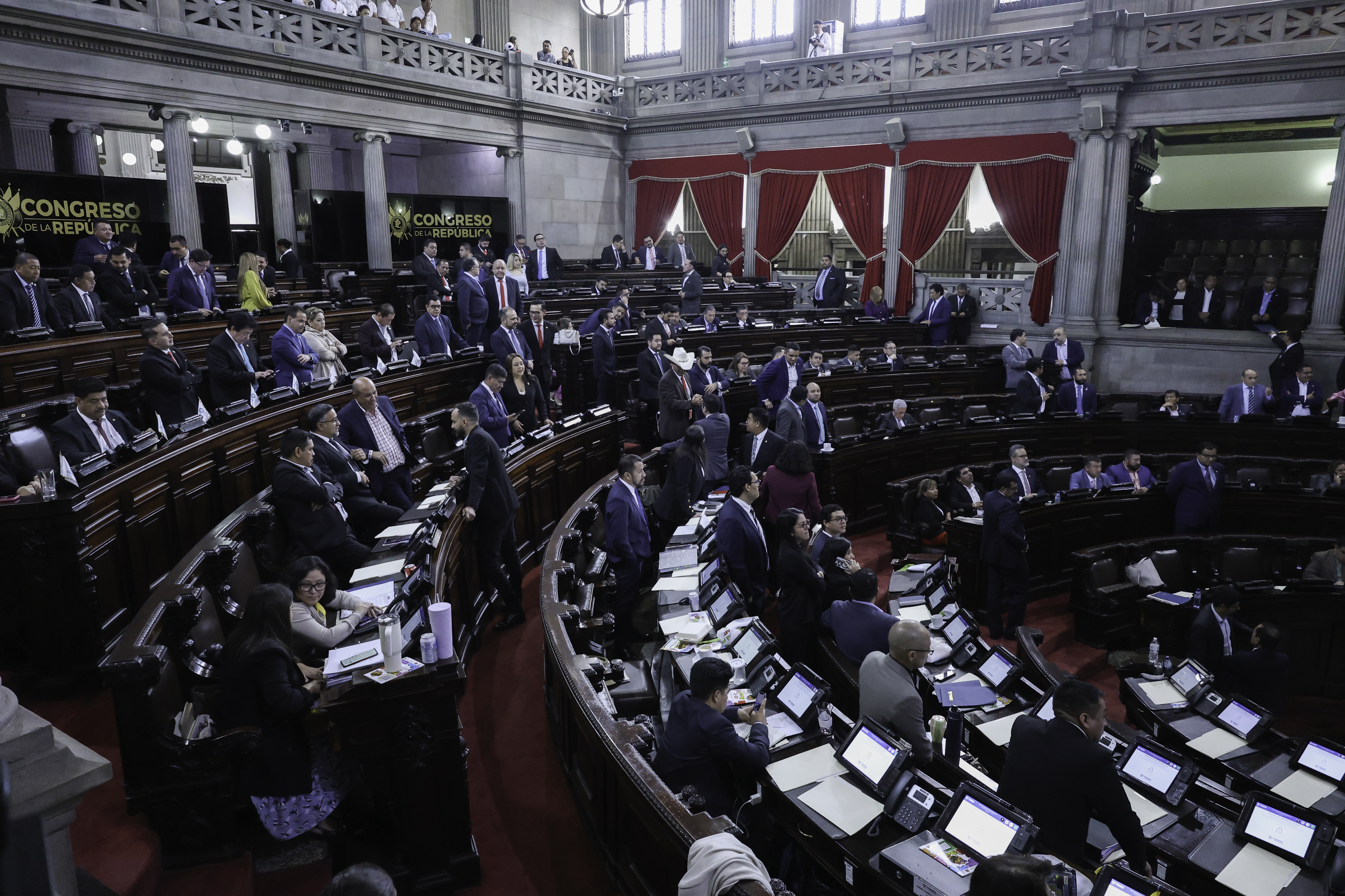 Los diputados buscarían aprobar el presupuesto en tres sesiones. Fotografía: EFE. 