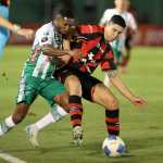 Alexis Gamboa de Liga Deportiva Alajuelense disputa el balón con Romário da Silva de Antigua GFC durante un partido la Copa Centroamericana.