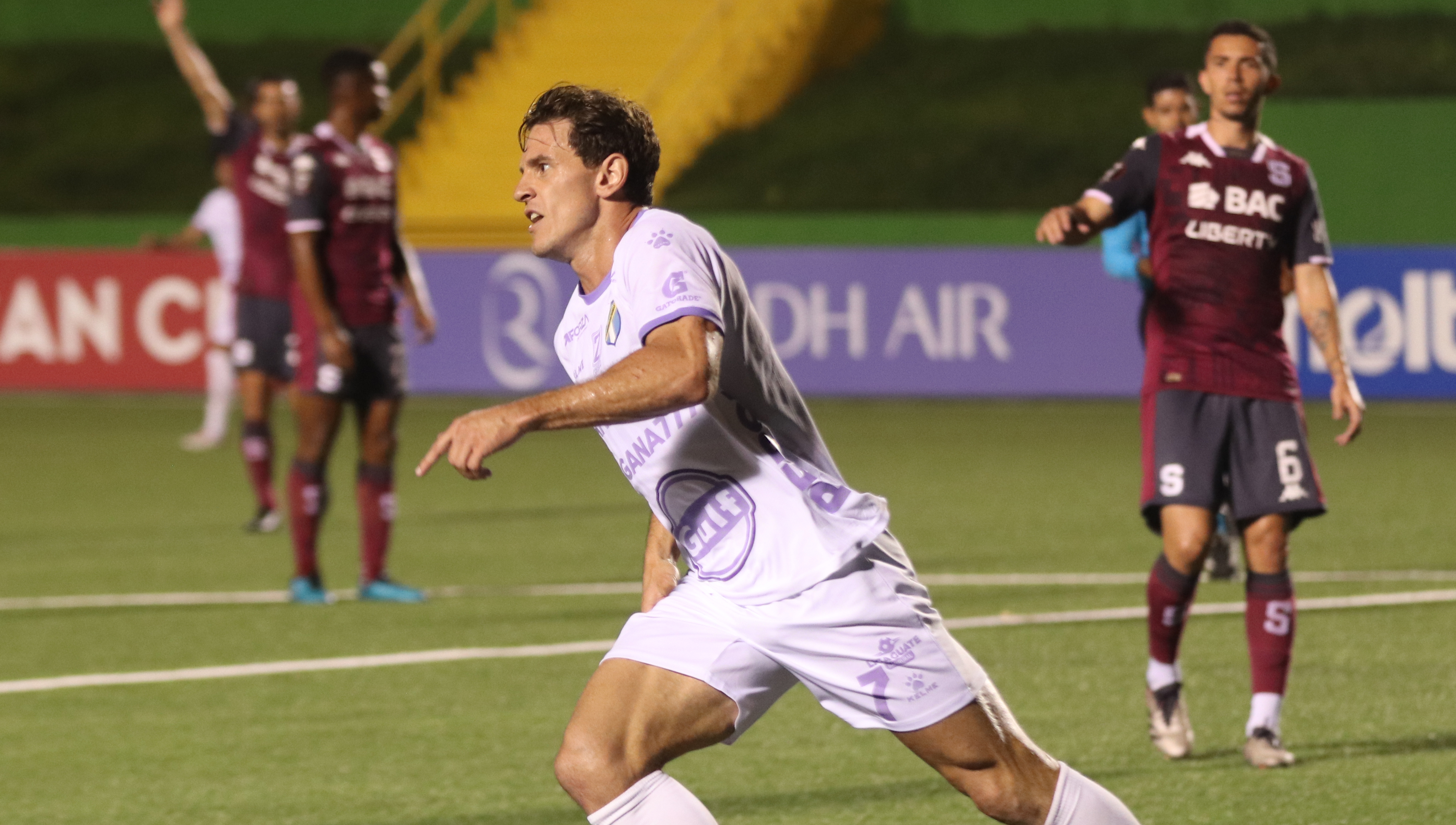 Diego Casas de Comunicaciones celebra un gol ante Saprissa.