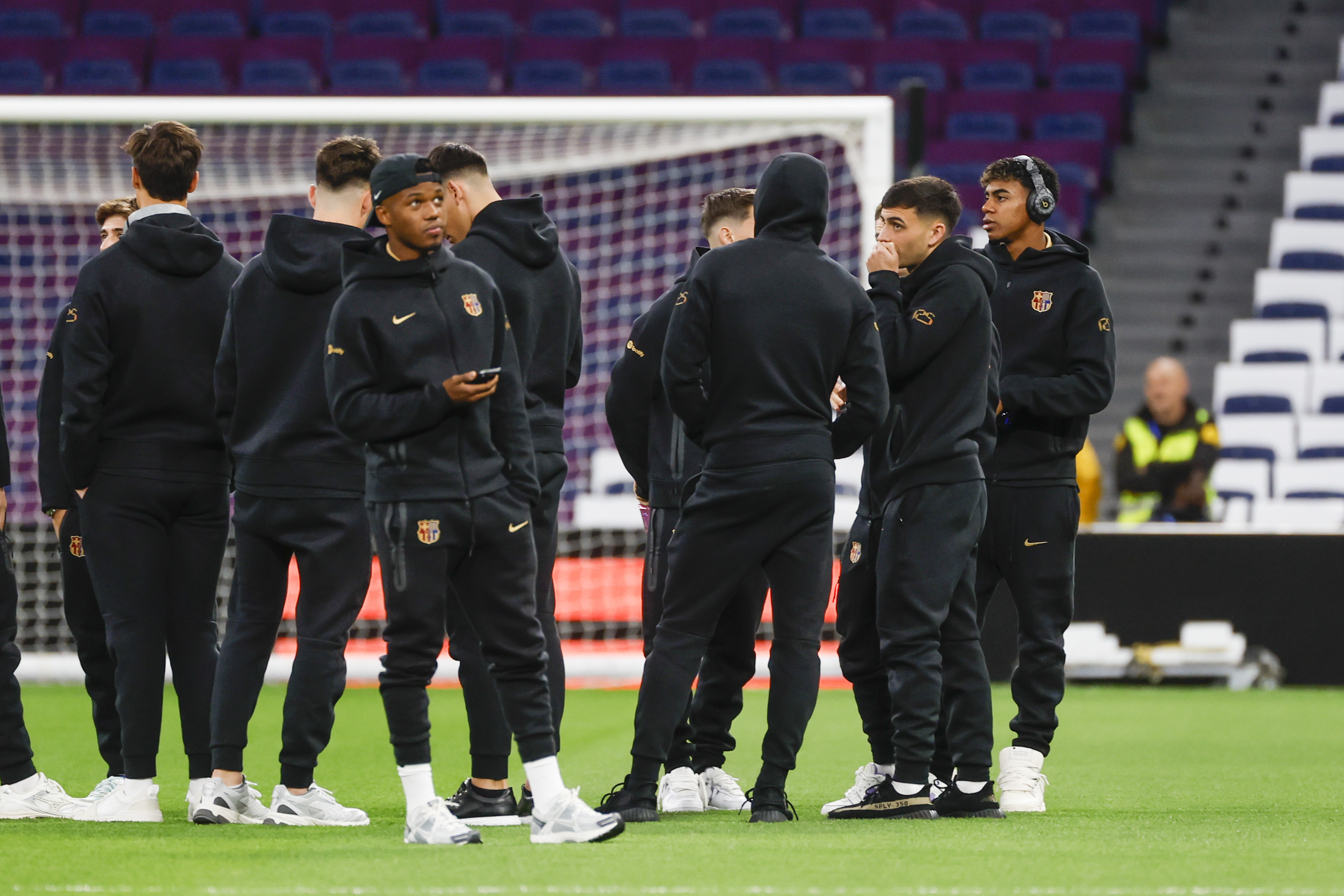 Los jugadores del Barcelona hacen el reconocimiento de cancha en el Santiago Bernabéu