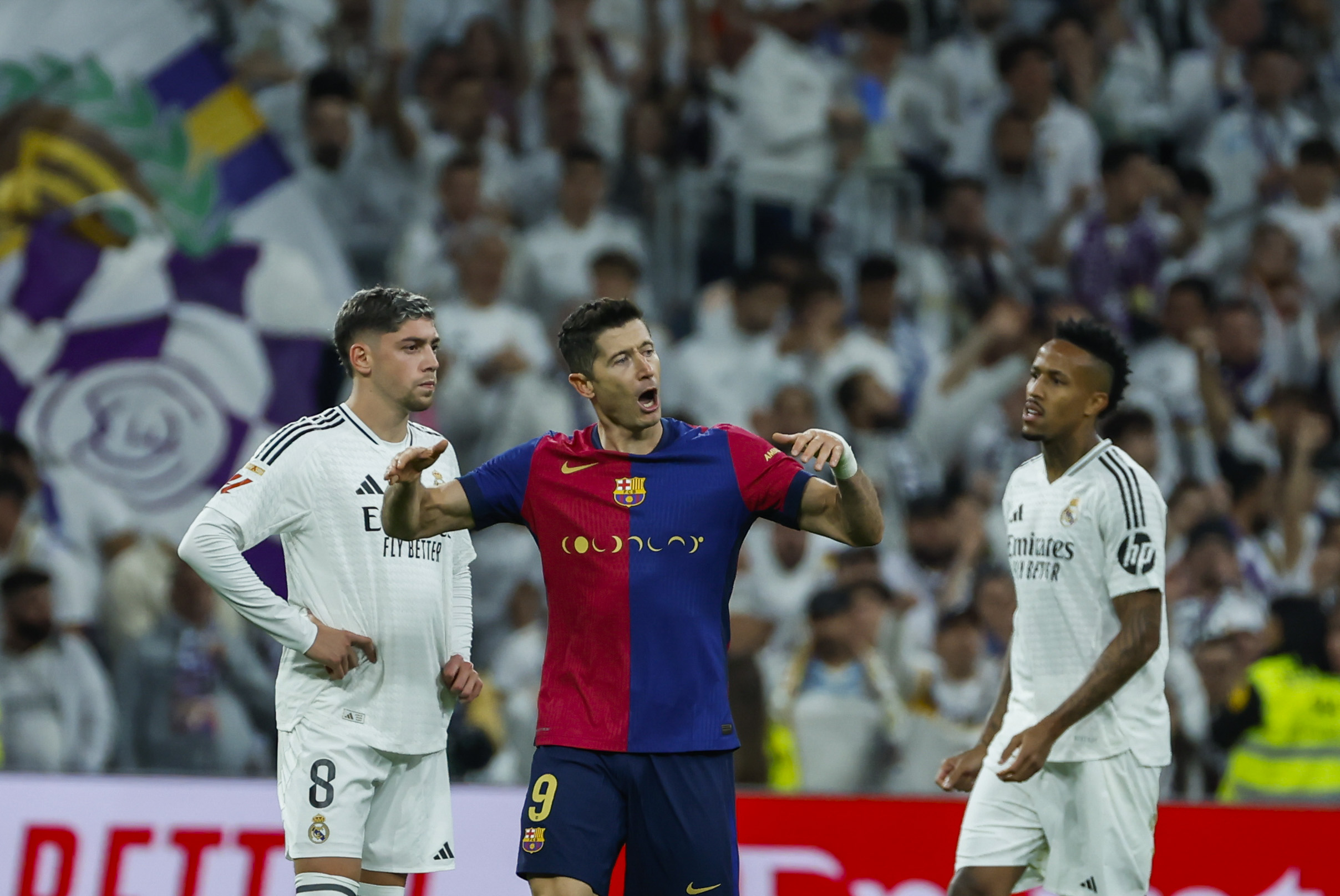 El delantero polaco del FC Barcelona Robert Lewandowski (c) celebra tras anotar un gol, durante el partido de la jornada 11 de LaLiga EA Sports entre el Real Madrid y el FC Barcelona, este sábado en el estadio Santiago Bernabéu, en Madrid. (Foto Prensa Libre: EFE)