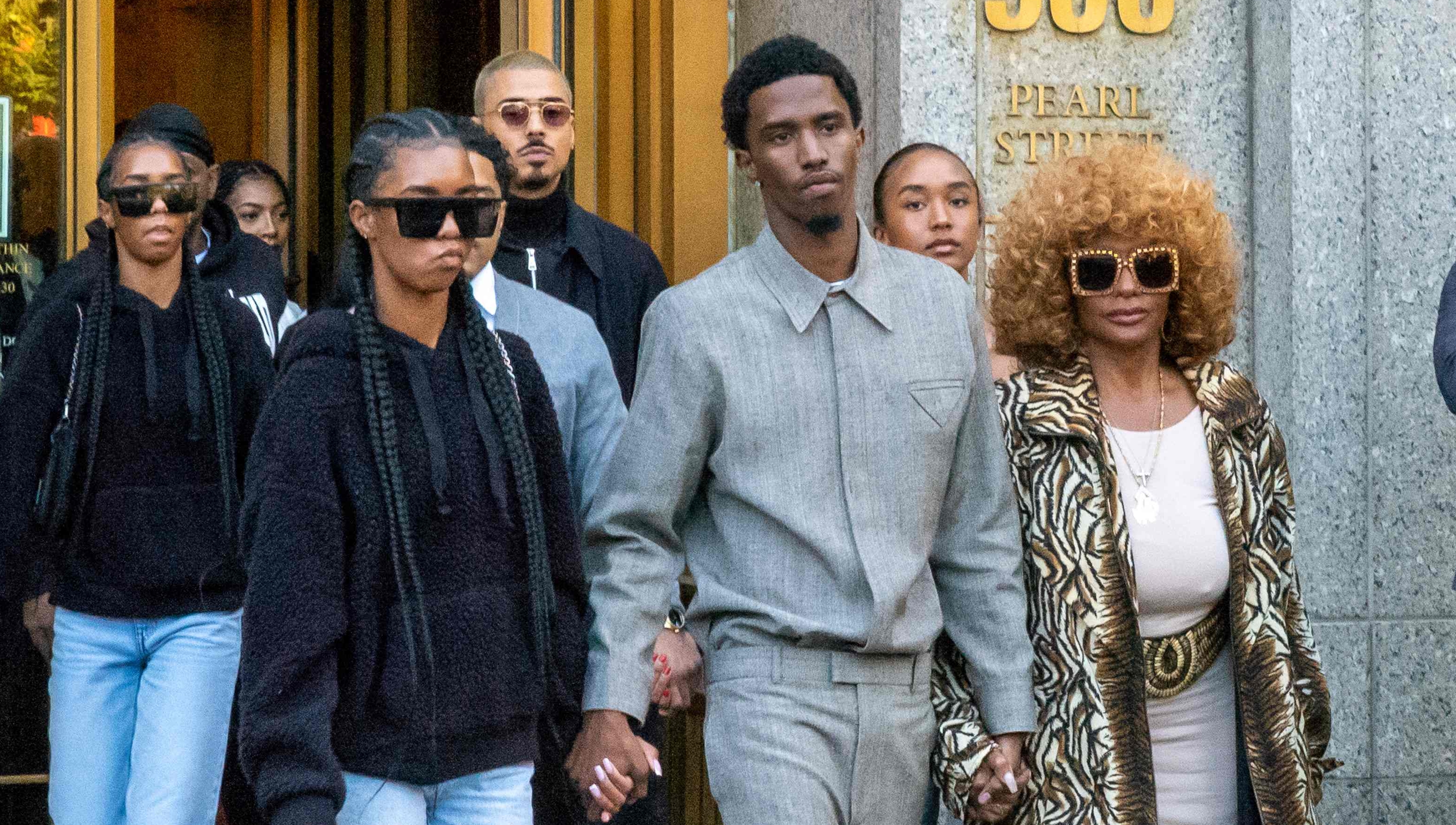 La familia de Sean "Diddy" Combs saliendo del Tribunal Federal de Nueva York.