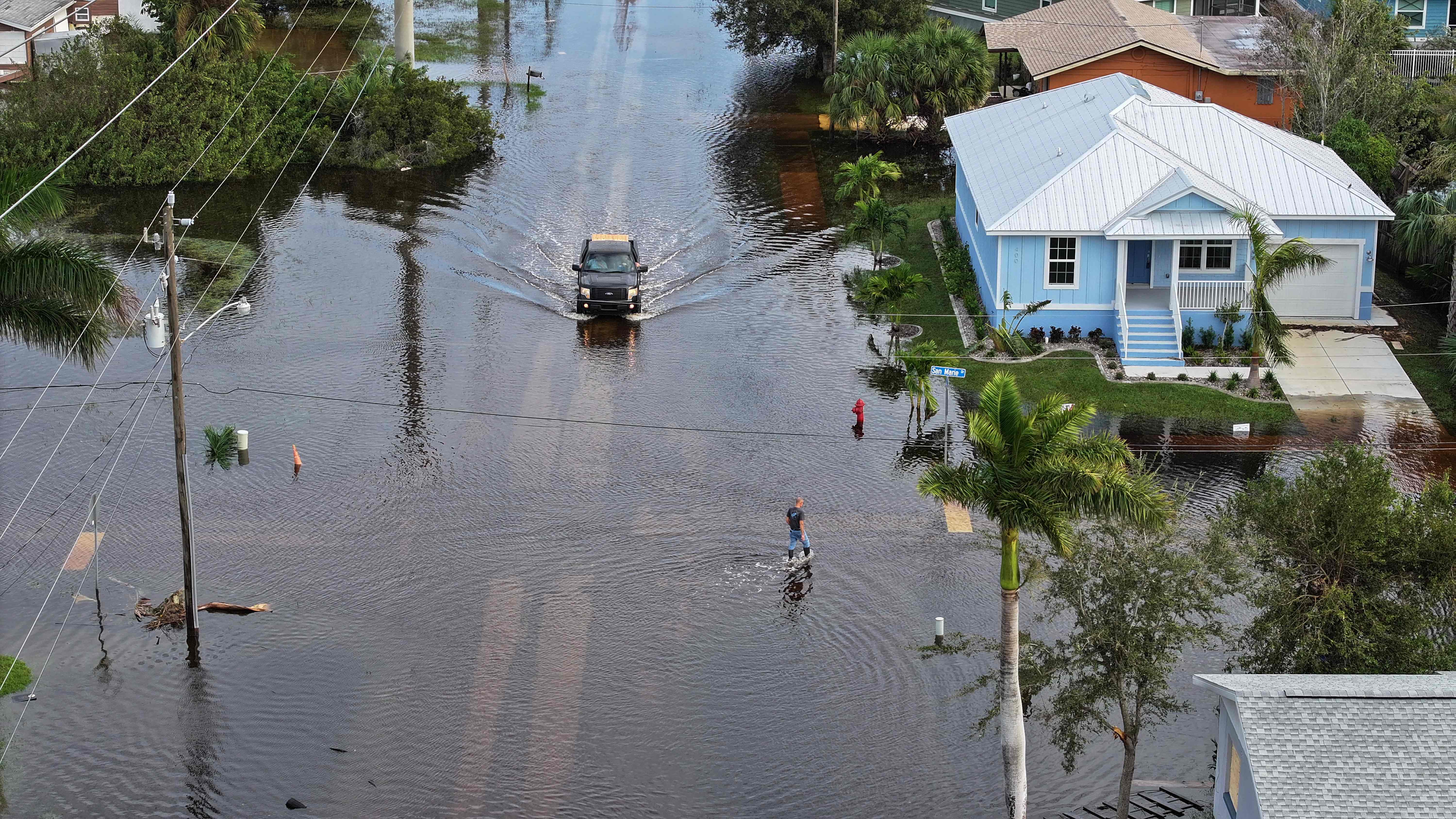 La tormenta tocó tierra como huracán de categoría 3 en el área de Siesta Key en Florida, causando daños e inundaciones en toda Florida Central.