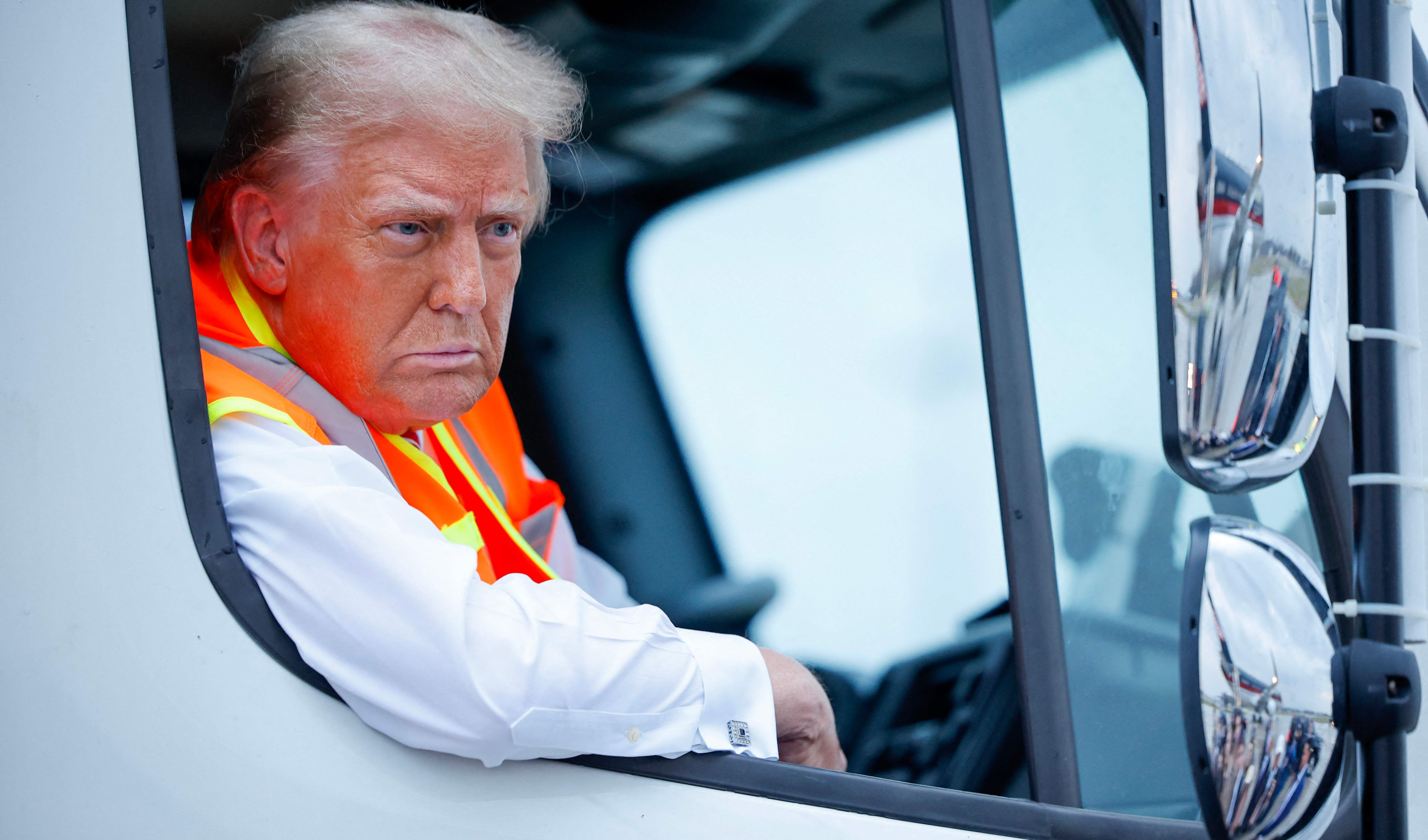 El candidato republicano y expresidente Donald Trump realiza una conferencia de prensa desde el interior del camión de basura en el Aeropuerto Internacional Green Bay Austin Straubel.