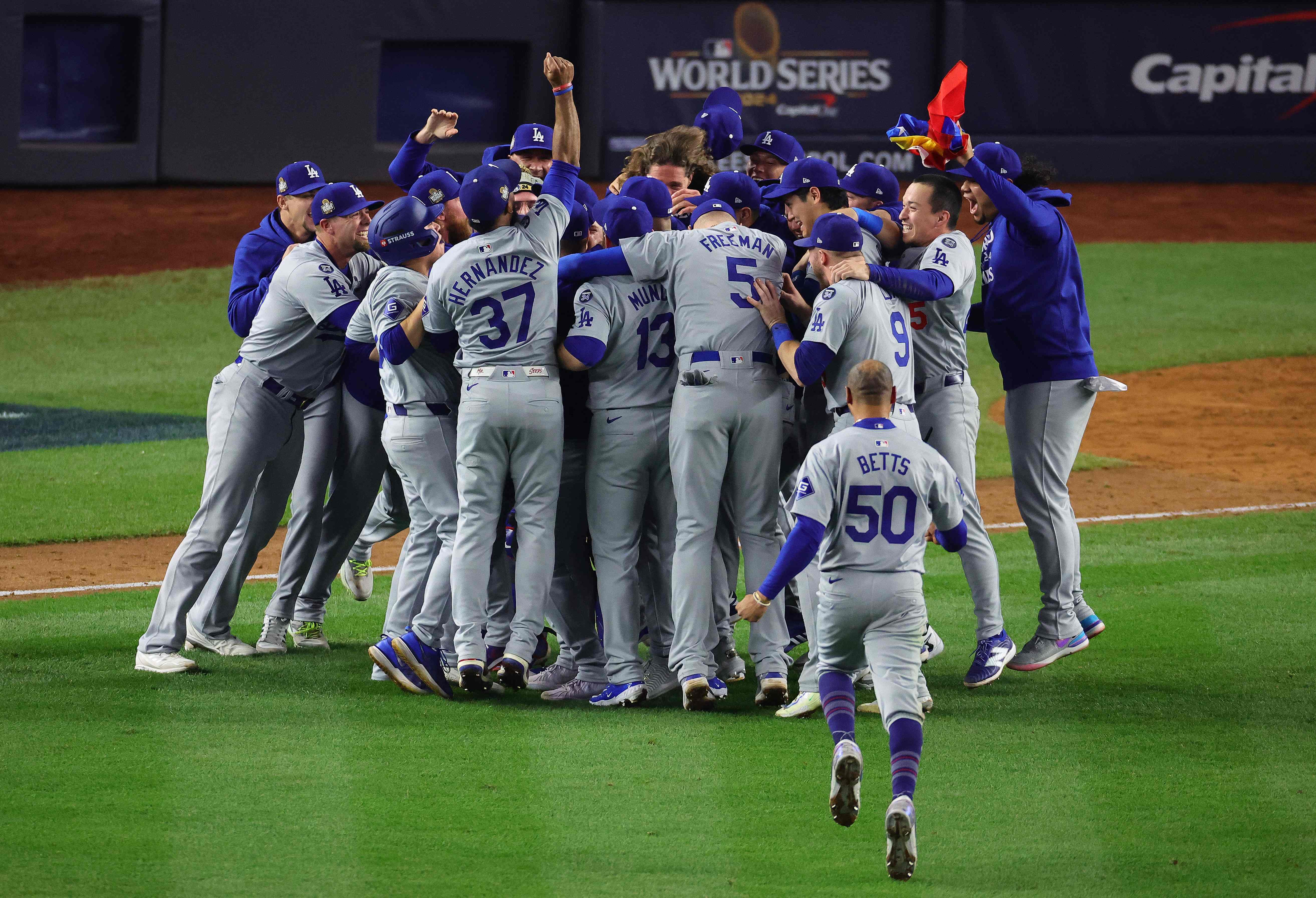 Los Dodgers de Los Ángeles ganaron la Serie Mundial 2024 al vencer a los Yankees de Nueva York 7-6 en el juego 5 en el Yankee Stadium.