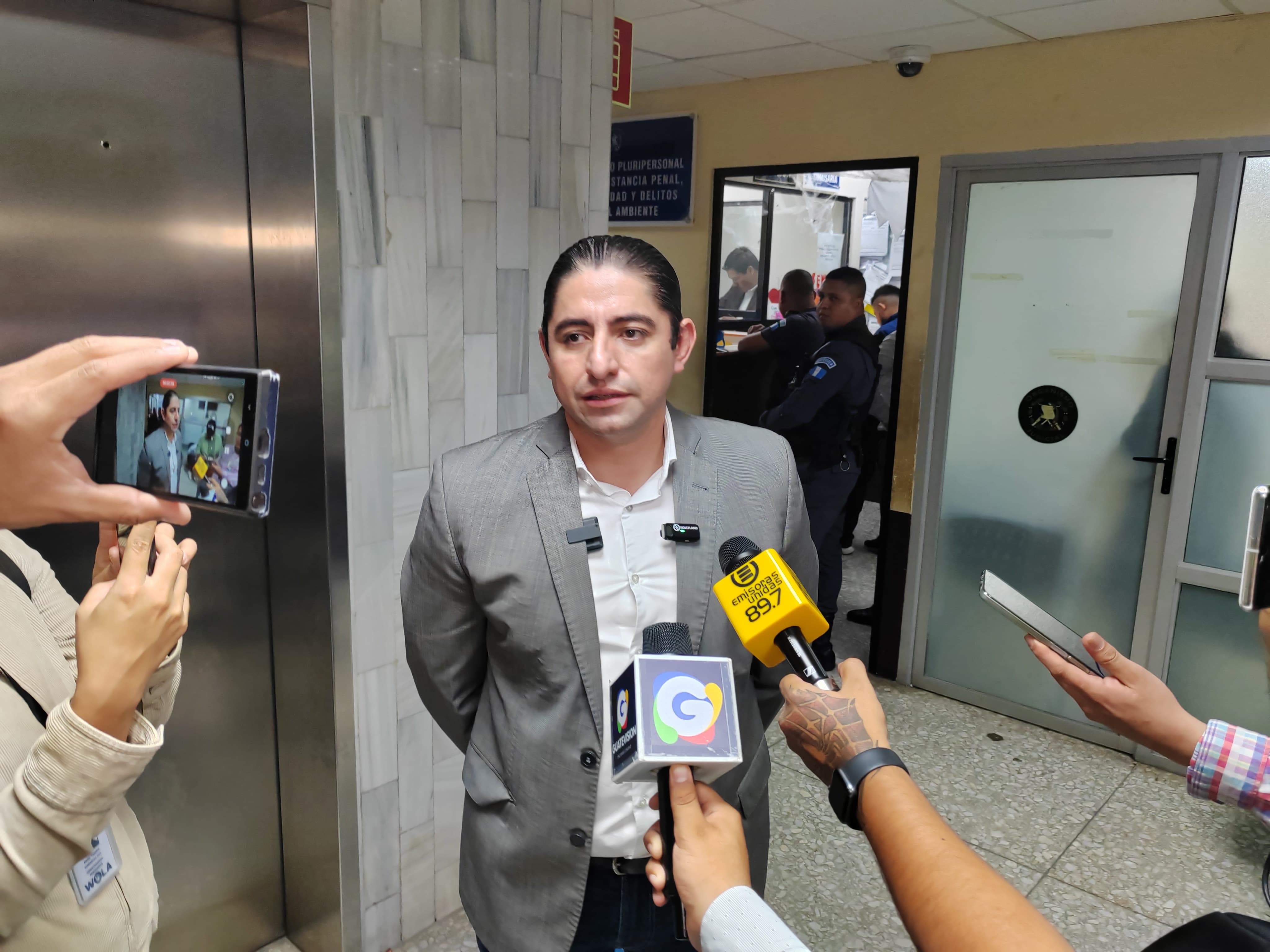 Stuardo Campo, exfiscal anticorrupción, luego de que se suspendiera la audiencia de ofrecimiento de pruebas en el caso Alfa Siete. (Foto Prensa Libre: Carlos Ochoa)