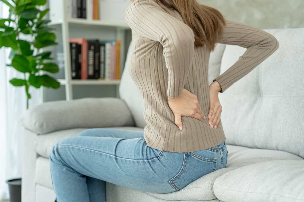 Mujer con dolor de espalda. 