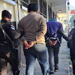 Los dos presuntos traficantes de personas fueron puestos a disposición de un juzgado. (Foto Prensa Libre: PNC)