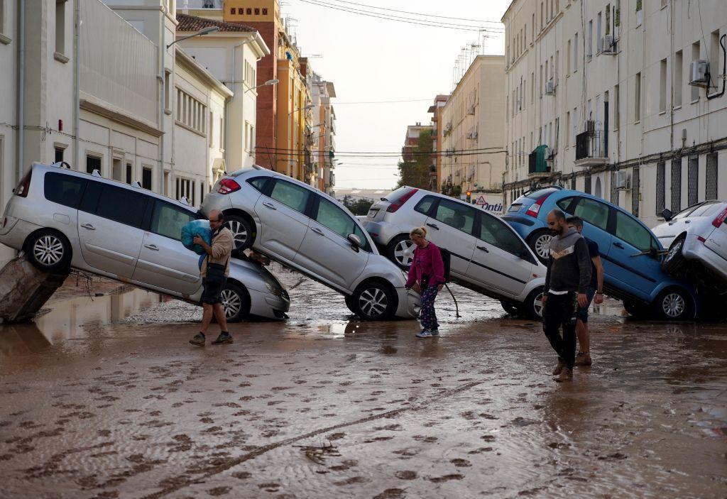 Una fila de coches apilados después del paso de los torrentes de agua causados por la DANA.

Getty Images