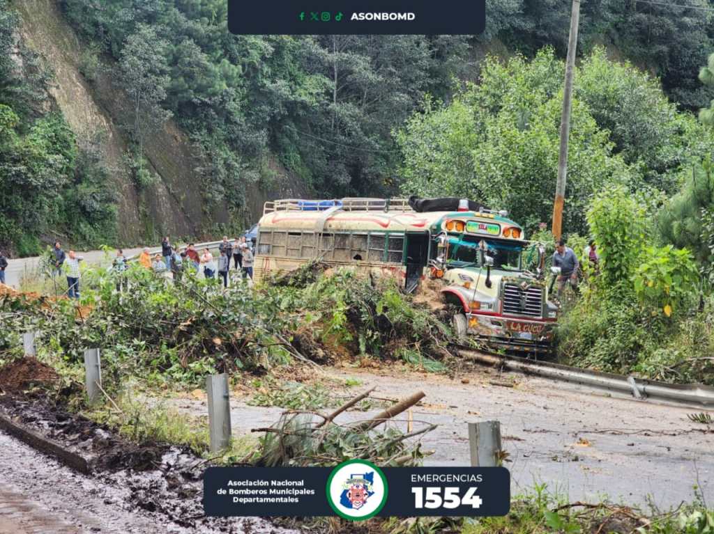 Un autobús fue alcanzado por grandes cantidades de tierra de un derrumbe en Tecpán Guatemala, Chimaltenango, suceso del 21 de octubre. (Foto Prensa Libre: CBMD)