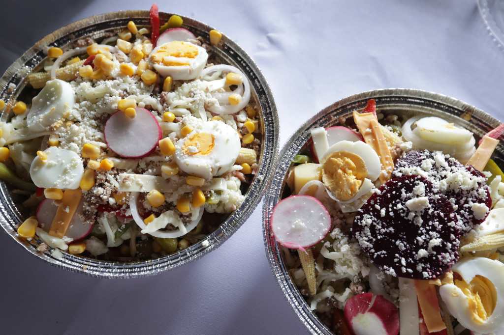 Los fiambres pueden servirse adornados con lechuga escarola o colocha. El fiambre es un platillo tradicional guatemalteco; en el catolicismo se cree que la noche del 1 de noviembre, los difuntos vuelven a las casas en donde vivieron y comen junto a sus parientes vivos. (Foto Prensa Libre: María Reneé Barrientos Gaytan)