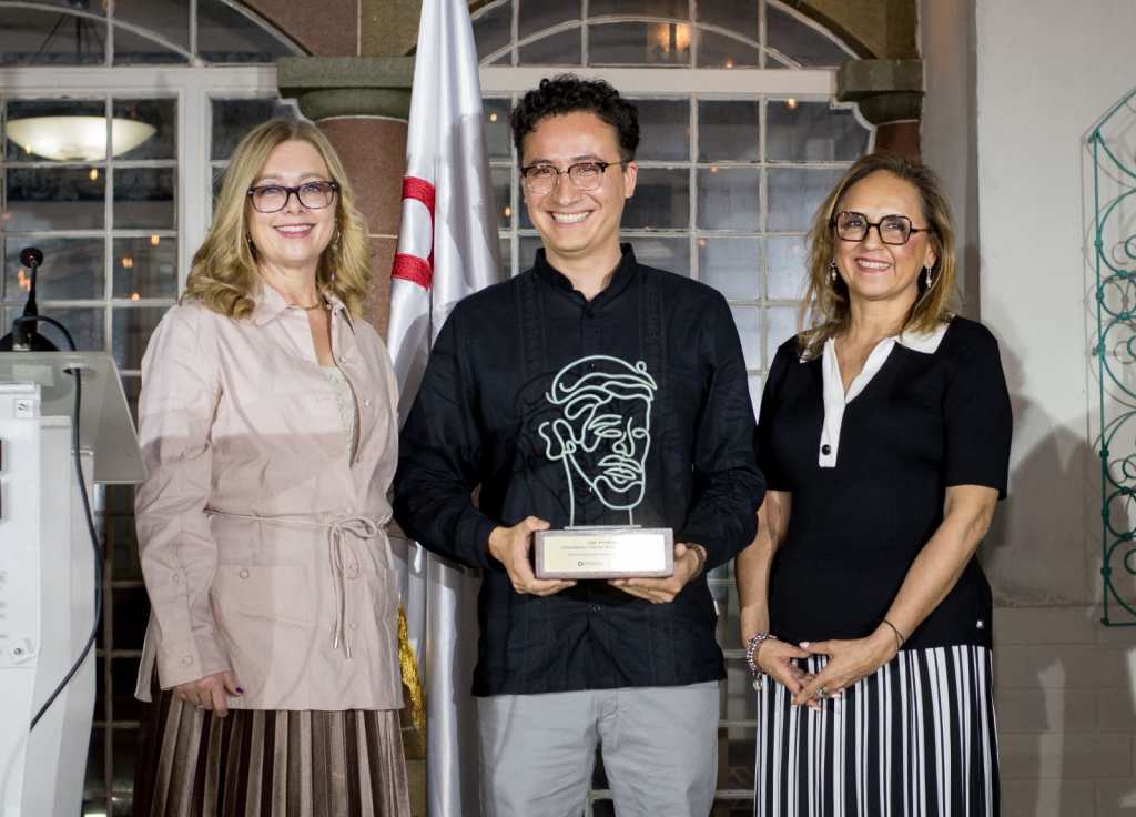 Carlos Roberto Calderón junto recibiendo el premio Monteforte Toledo otorgado por la Fundación Paiz