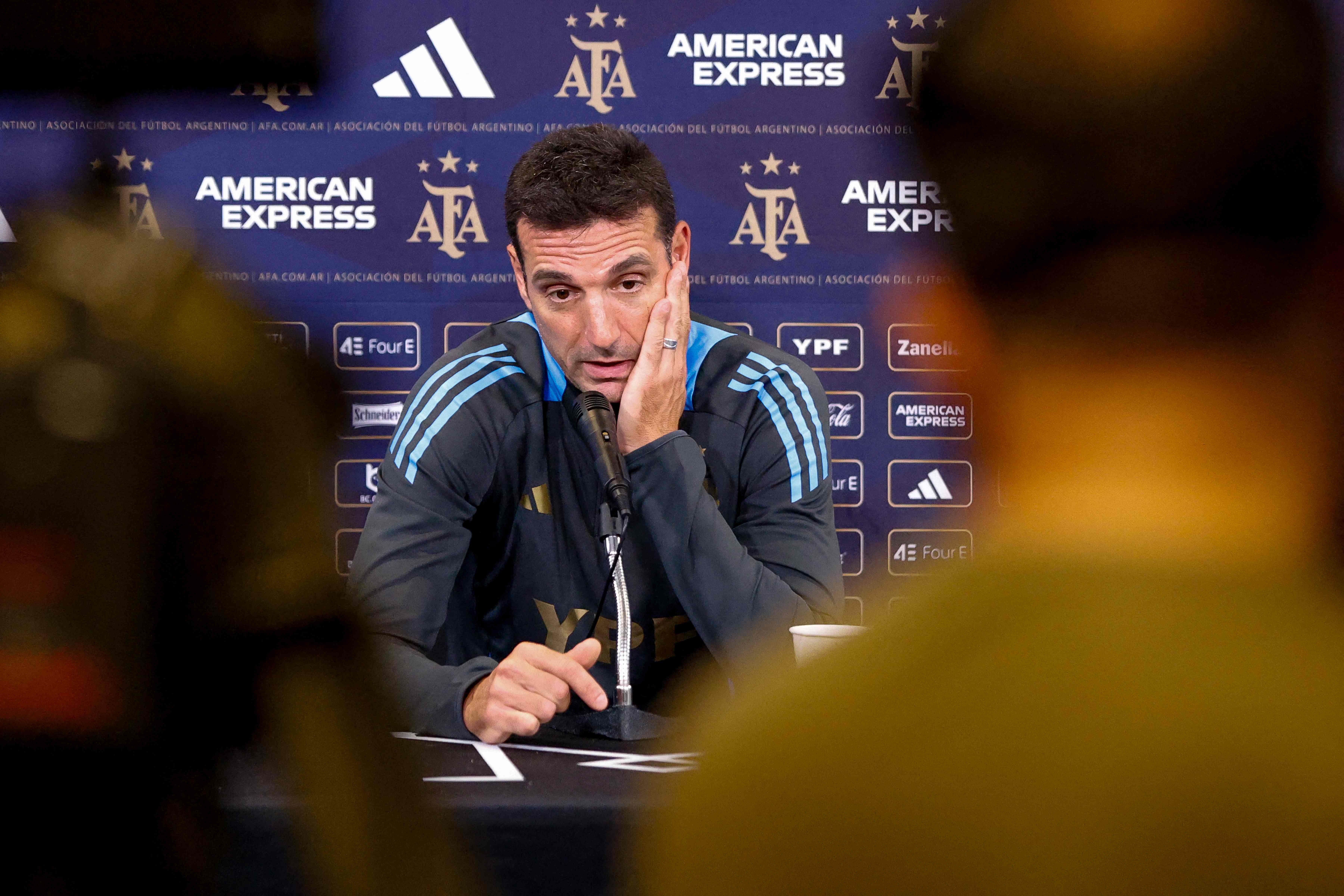 El entrenador argentino Lionel Scaloni habla con los medios durante una conferencia de prensa.