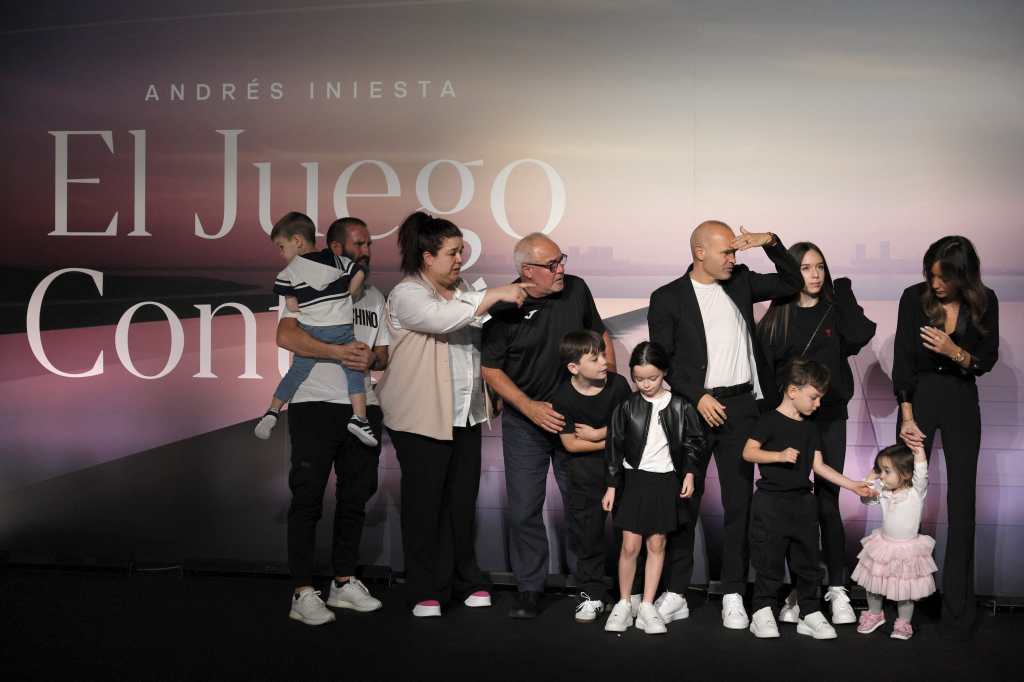  Andrés Iniesta posa para fotografías con su esposa Anna Ortiz (a la derecha), sus cinco hijos, sus padres, su hermano y su sobrina después de anunciar su retiro a los 40 años. 