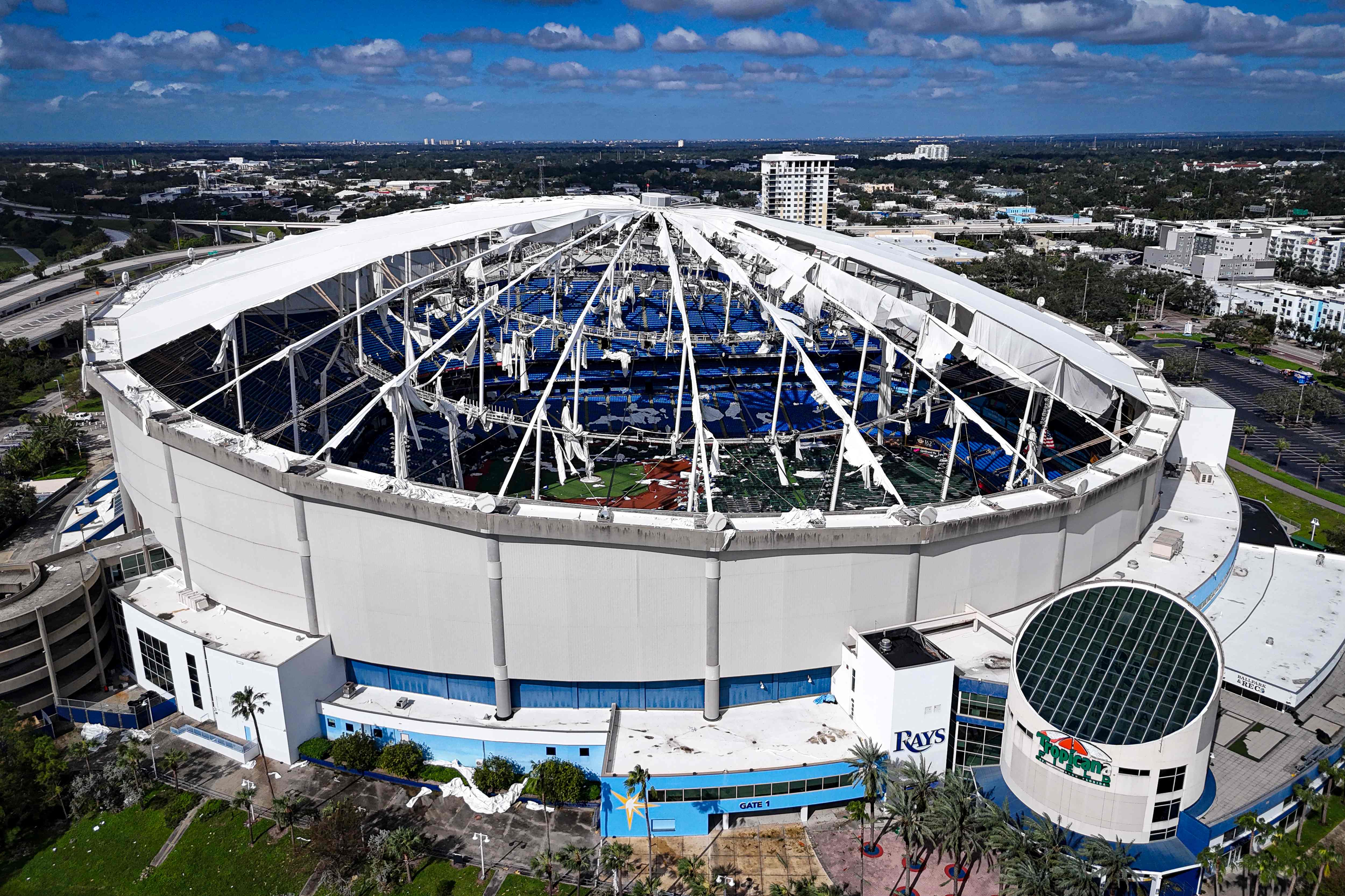 El huracán Milton dejó destruido el techo del Estadio Tropicana Field, hogar de los Rams de Tampa Bay.