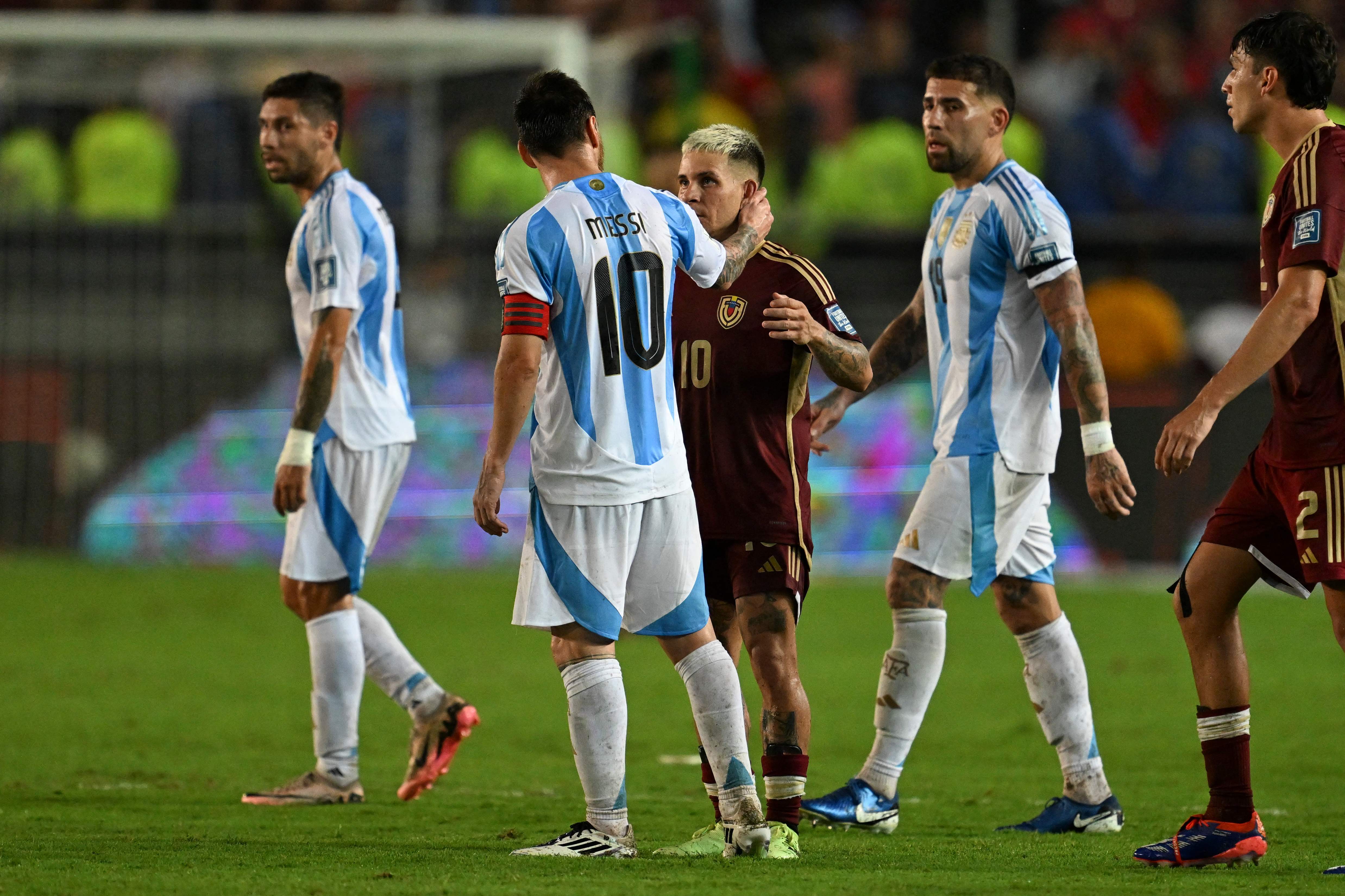 Lionel Messi y Yeferson Soteldo durante el partido entre Argentina y Venezuela de las eliminatorias sudamericanas.