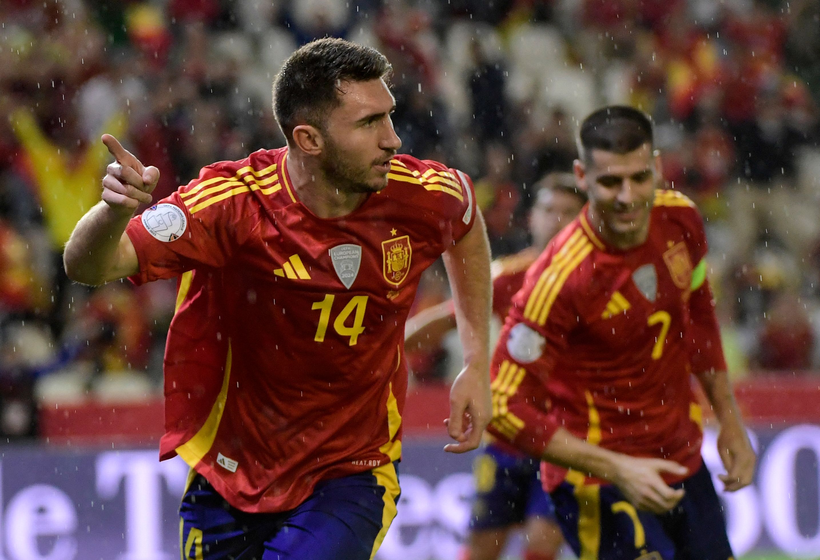 Aymeric Laporte celebra el primer gol de España ante Serbia.