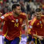 Aymeric Laporte celebra el primer gol de España ante Serbia.
