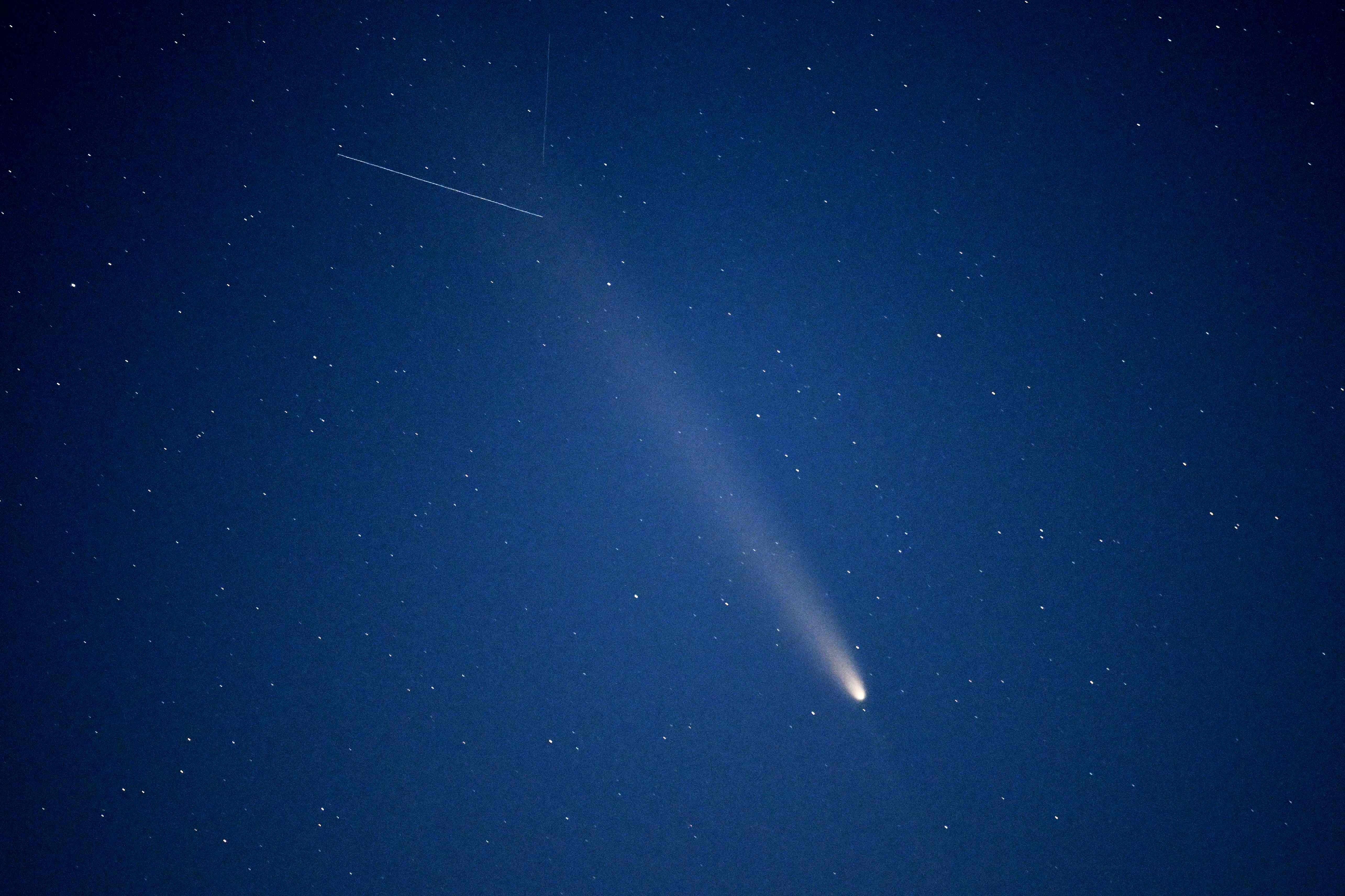 El cometa C/2023 A3 Tsuchinshan-Atlas se ve en el cielo poco después del atardecer en Polonia, el 18 de octubre de 2024. (Foto Prensa Libre: AFP)