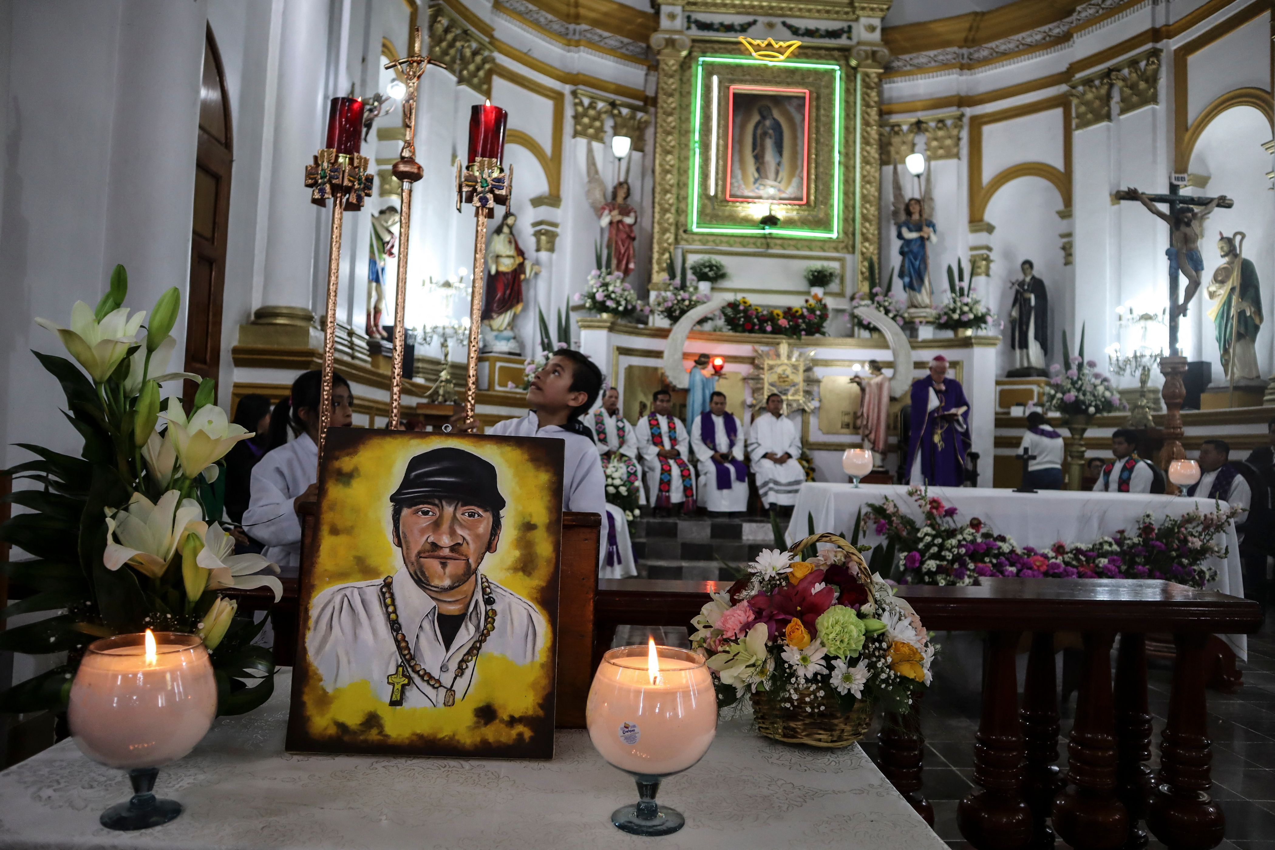 El papa Francisco lamenta el asesinato del sacerdote indígena Marcelo Pérez y Pérez en Chiapas, mientras la Iglesia católica en México pide medidas de protección a los sacerdotes por el aumento de violencia contra religiosos y defensores de derechos humanos. (Foto Prensa Libre: Claudia Garcia Blanca / AFP).