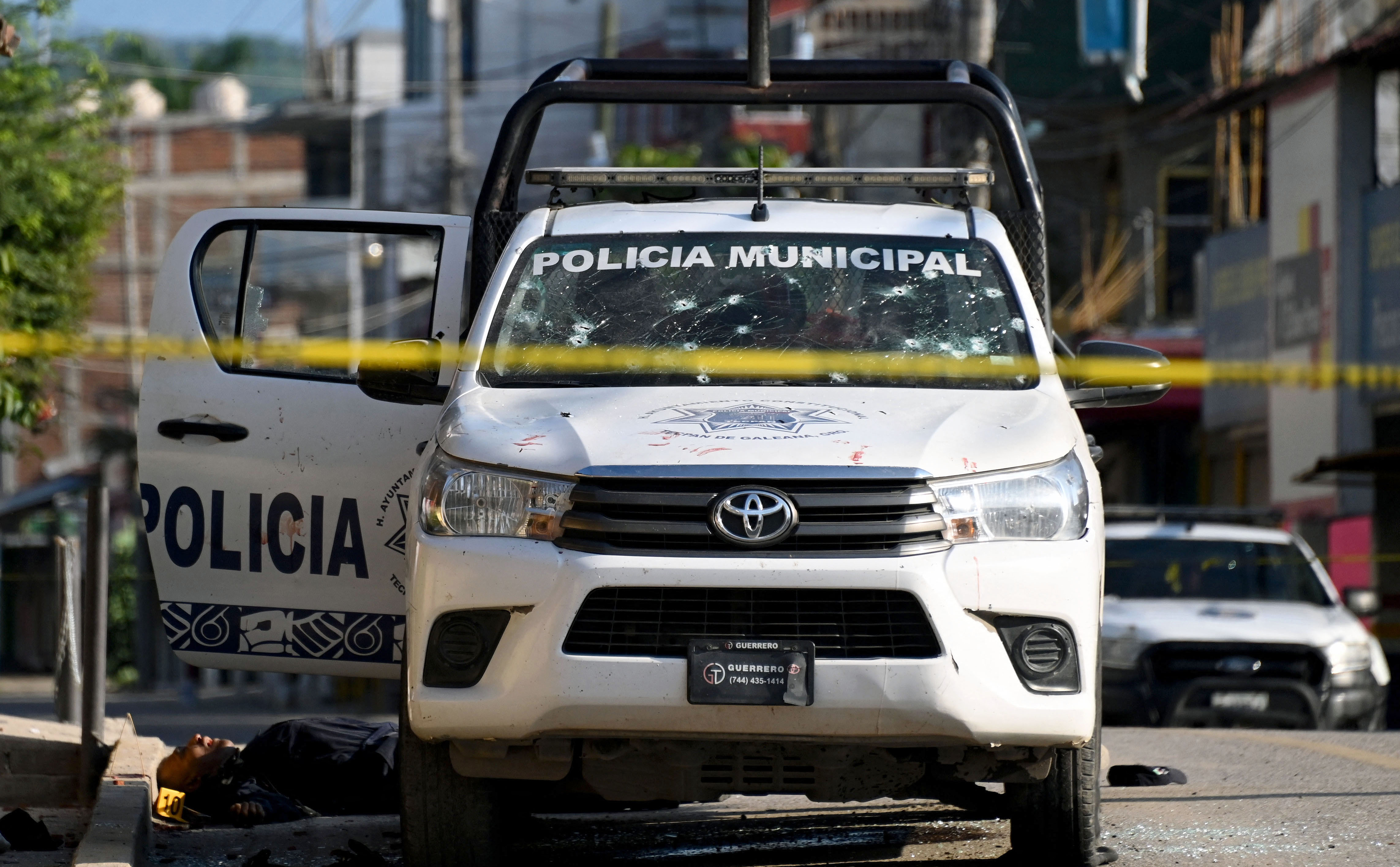 Aurelio Méndez Rosales, exalcalde de Huamuxtitlán, Guerrero, y su chófer murieron a tiros en el interior de un vehículo a menos de un mes de dejar el cargo. (Foto Prensa Libre: FRANCISCO ROBLES / AFP).