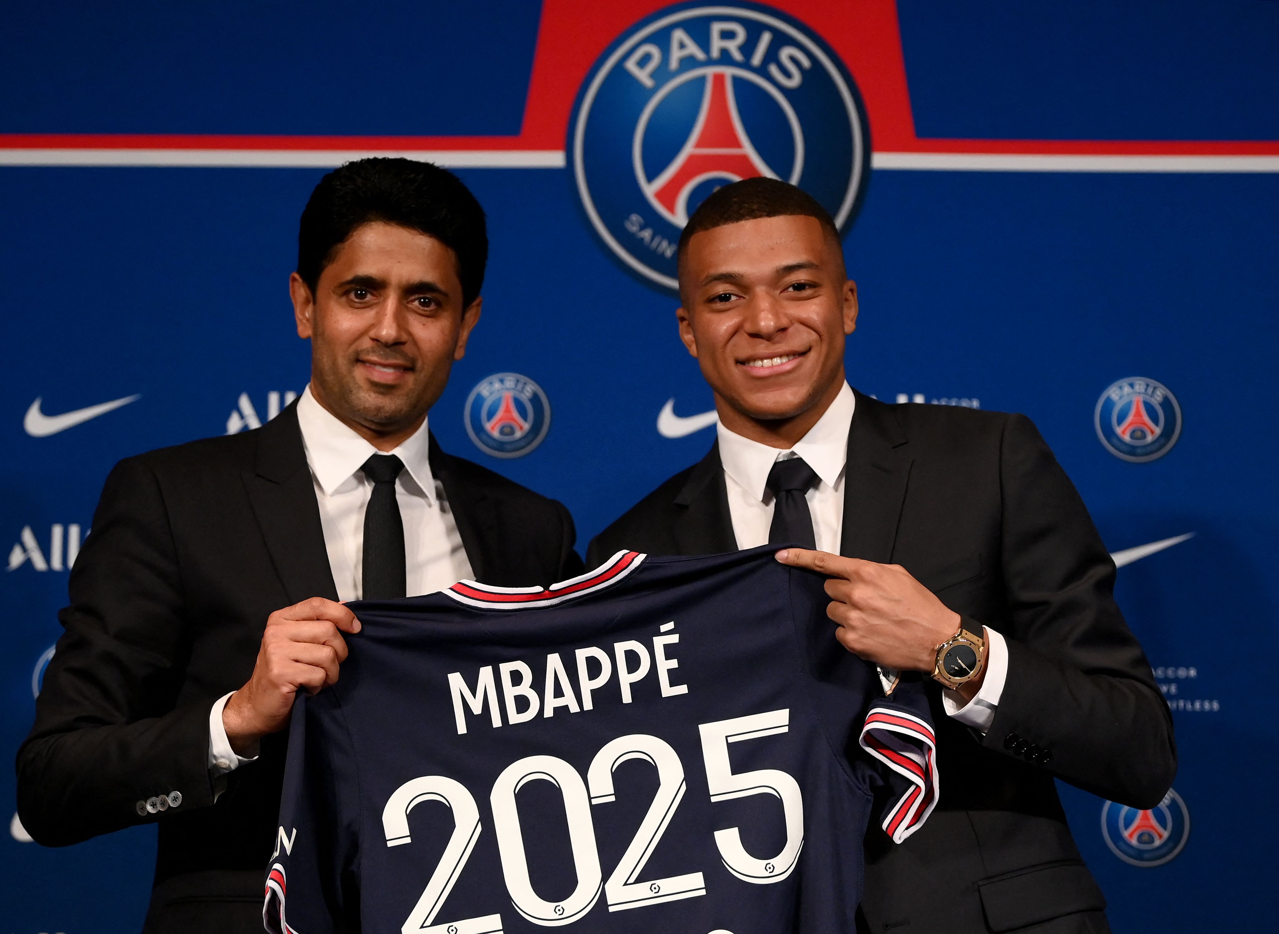 El presidente del PSG; Nasser Al-Khelaifi y Kylian Mbappé posan cuando se firmó la renovación hasta 2025.