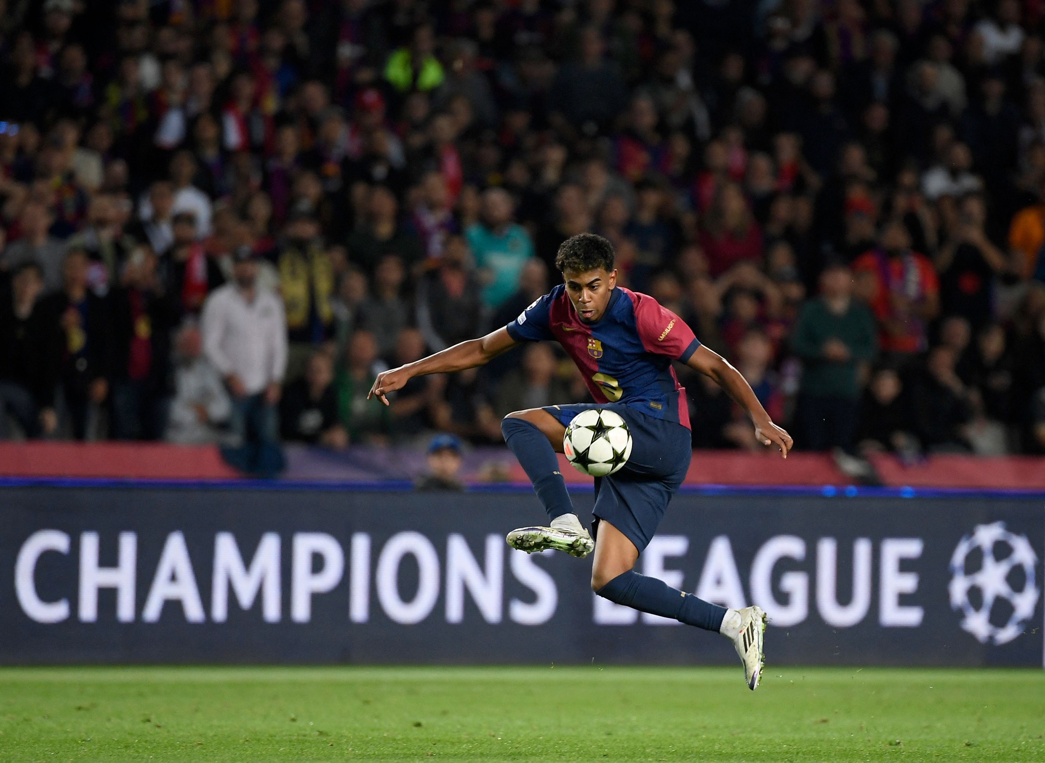 Lamine Yamal durante el partido de Champions League contra el Bayern Múnich.