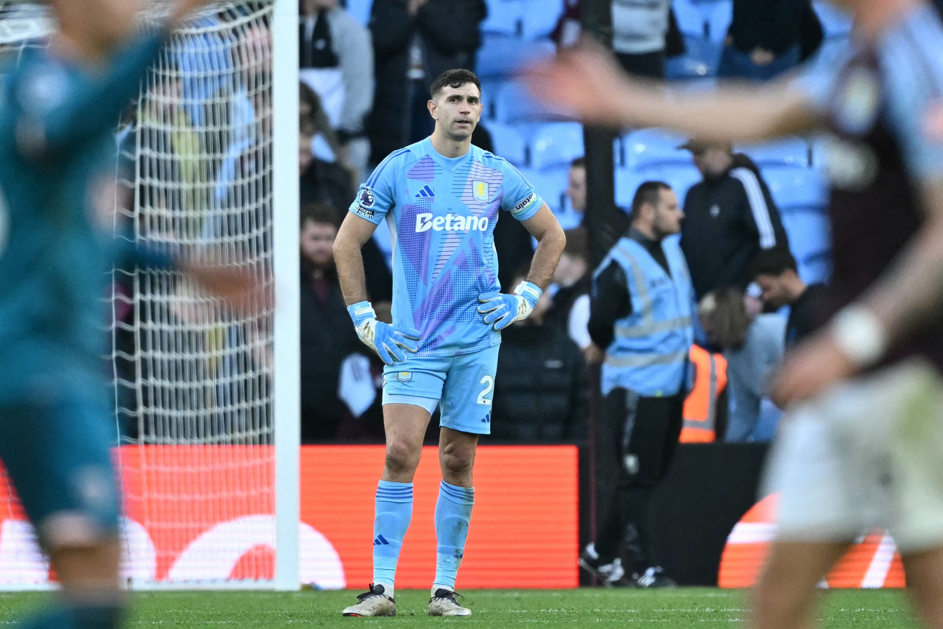 El portero argentino se convierten el foco de las burlas tras la goleada al Aston Villa.