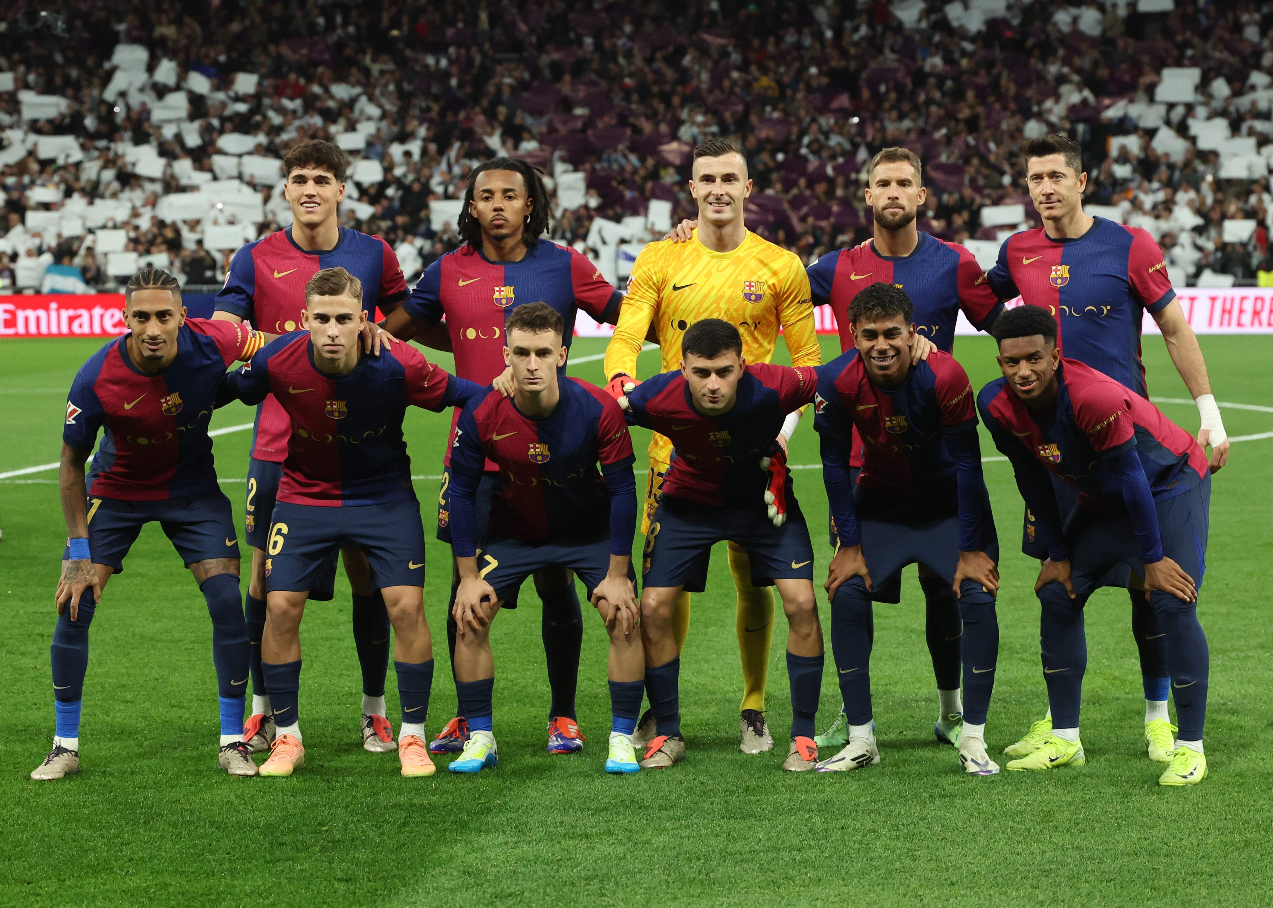 Los jugadores del Barcelona posan para una foto de equipo antes del partido contra el Real Madrid en el Santiago Bernabéu el 26 de octubre de 2024.