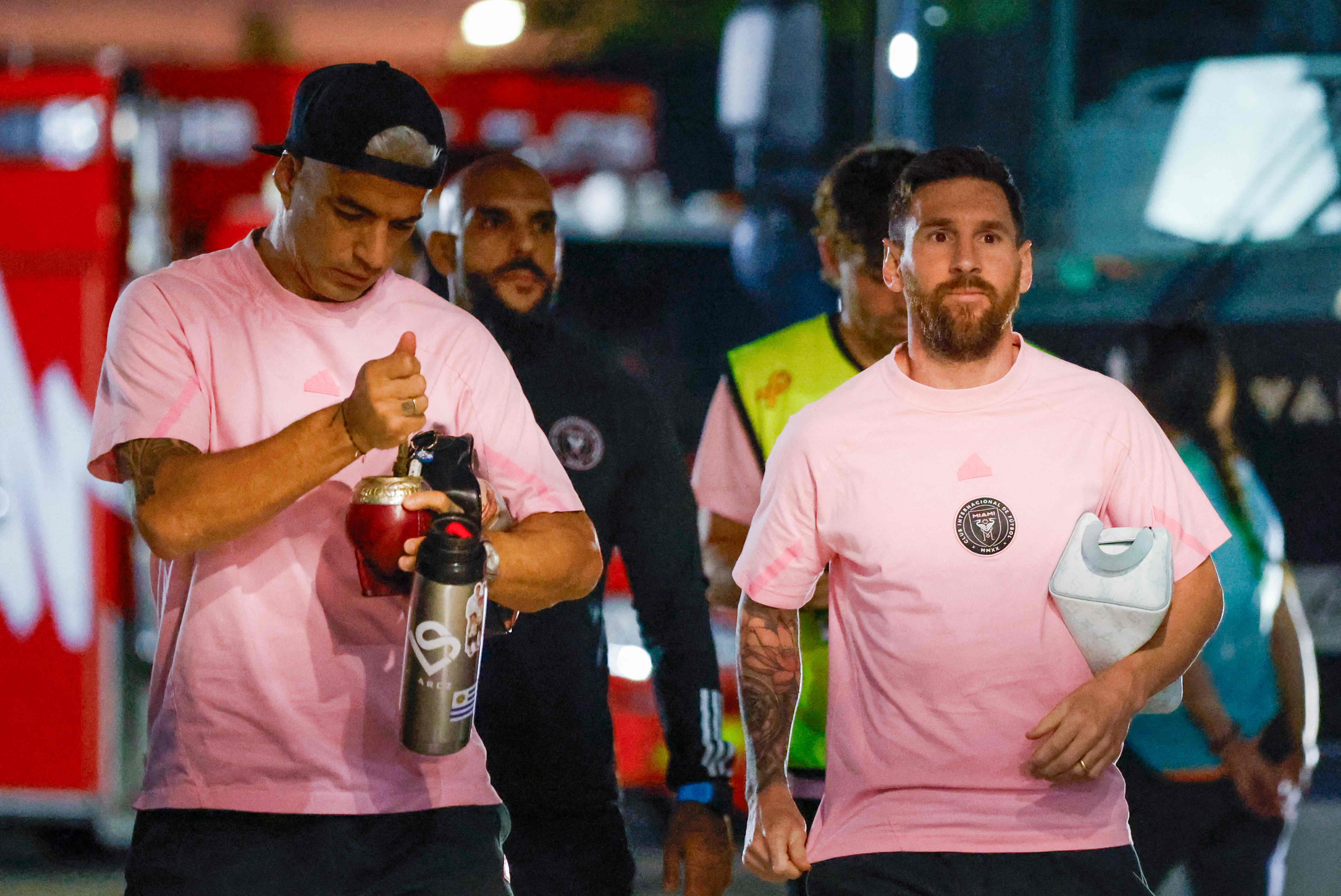 Lionel Messi junto a Luis Suarez  antes de uno de los entrenamientos de la semana del Inter de Miami. (Foto Prensa Libre: AFP).