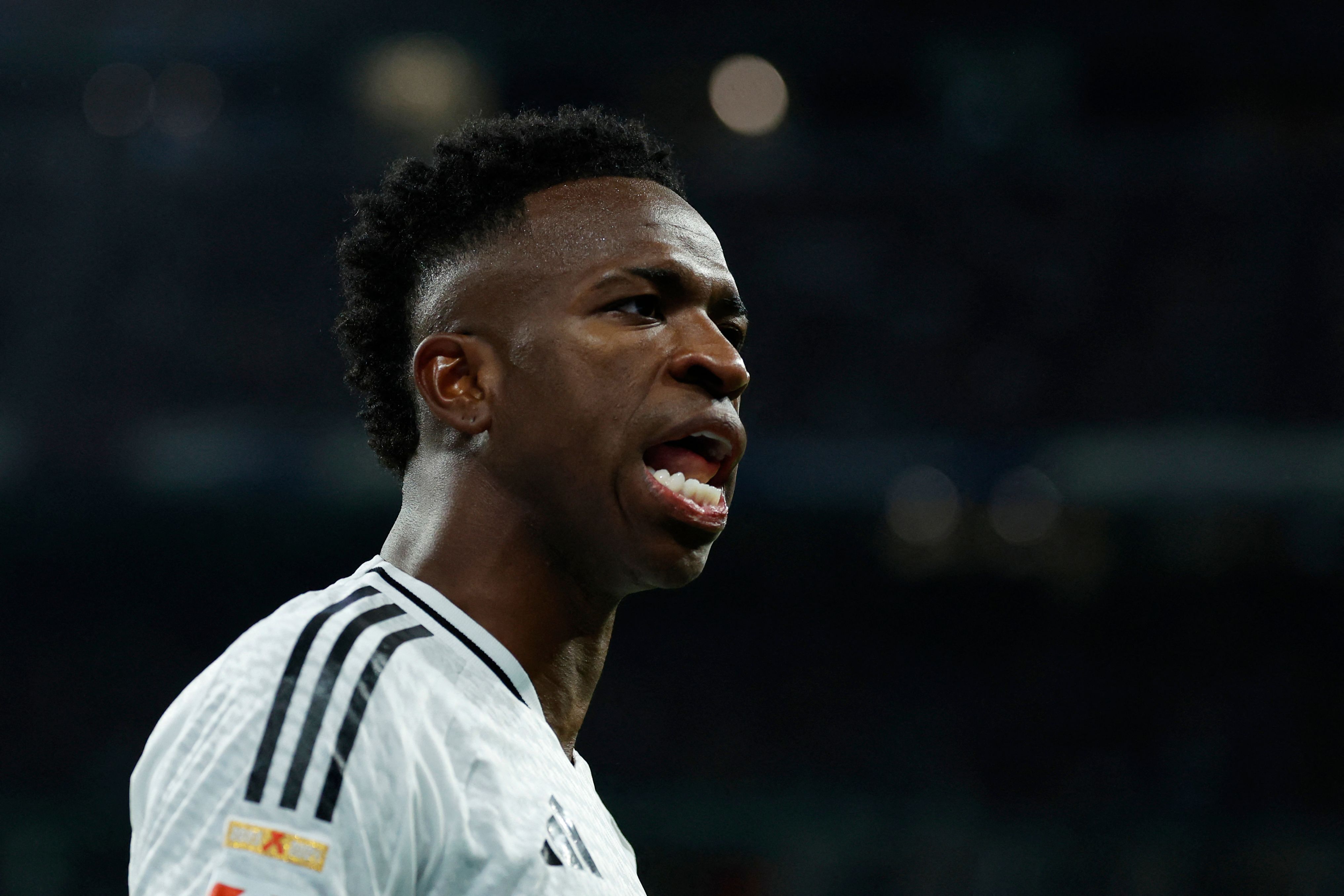 Vinícius Junior reacciona durante un partido con la camiseta del Real Madrid.