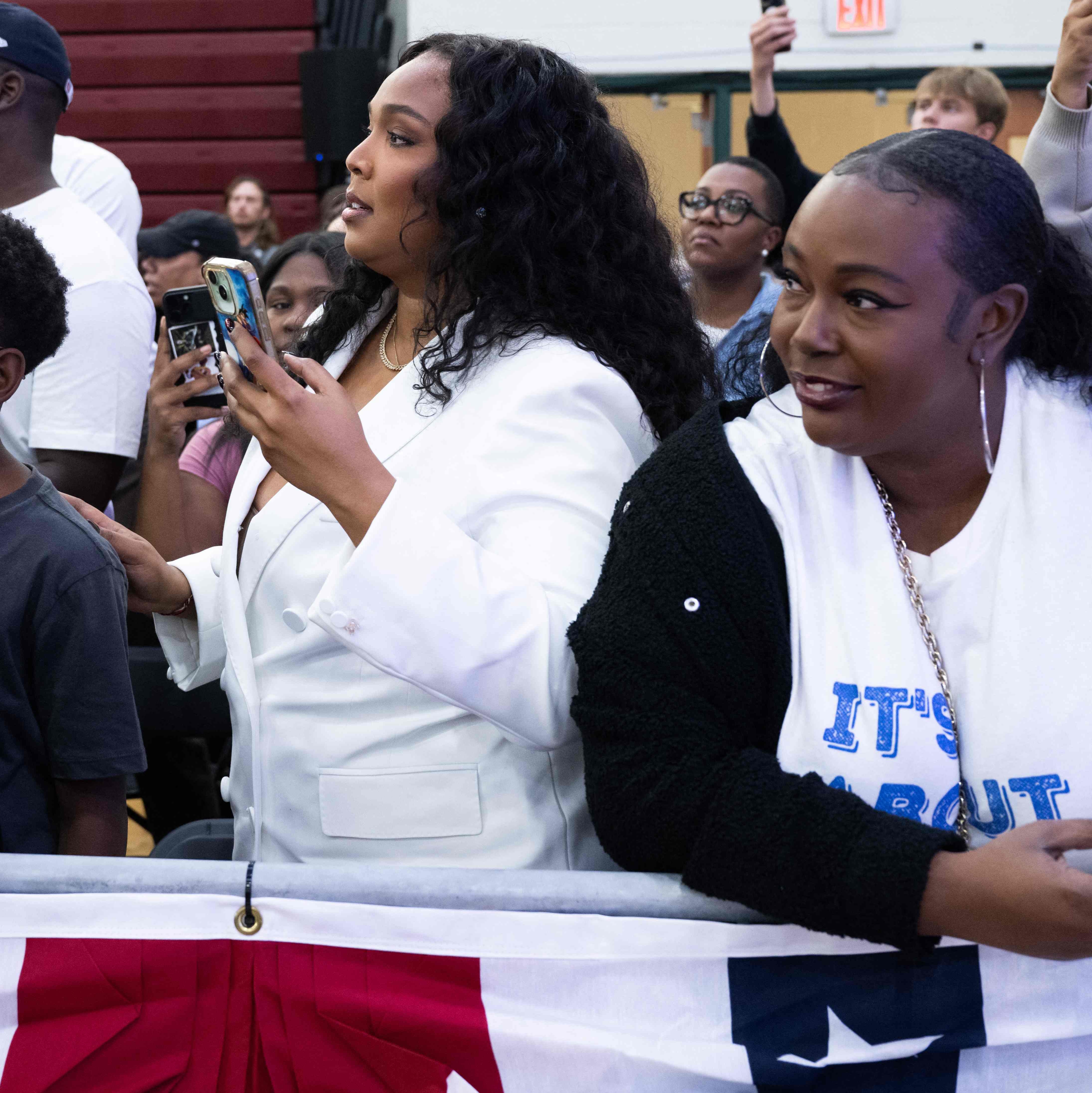 La cantante estadounidense Lizzo (C) asiste a un mitin de campaña para la vicepresidenta estadounidense y candidata presidencial demócrata Kamala Harris en Western International High School en Detroit, Michigan, el 19 de octubre de 2024.