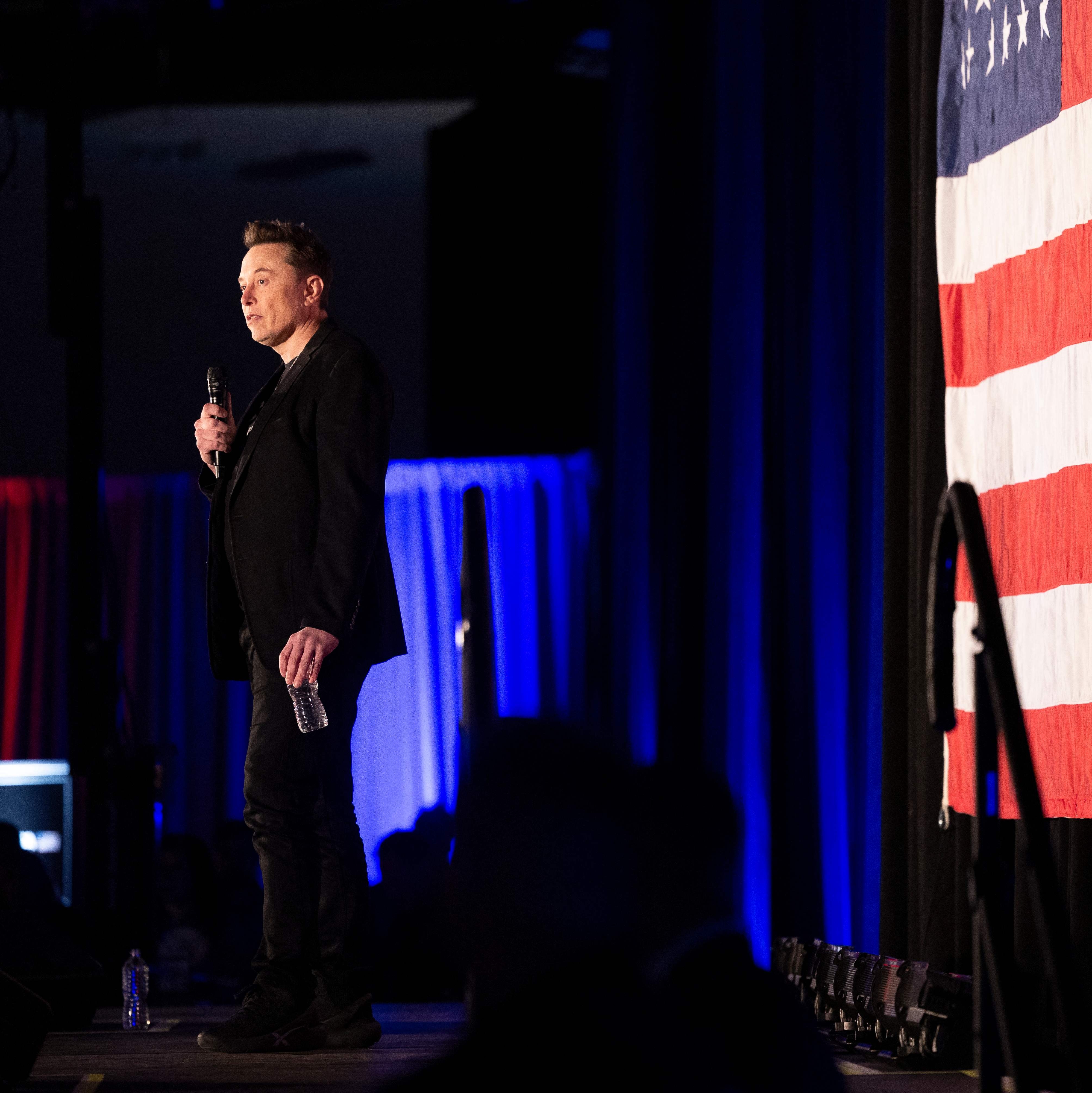 El director ejecutivo de Tesla y SpaceX, Elon Musk, habla durante un evento de cabildo organizado por America PAC en apoyo del expresidente de Estados Unidos y candidato presidencial republicano Donald Trump en el Greater Philadelphia Expo Center en Oaks, Pensilvania, el 18 de octubre de 2024. Musk está llevando a cabo varios eventos en el estado clave de Pensilvania en apoyo del expresidente de Estados Unidos y candidato presidencial republicano Donald Trump.