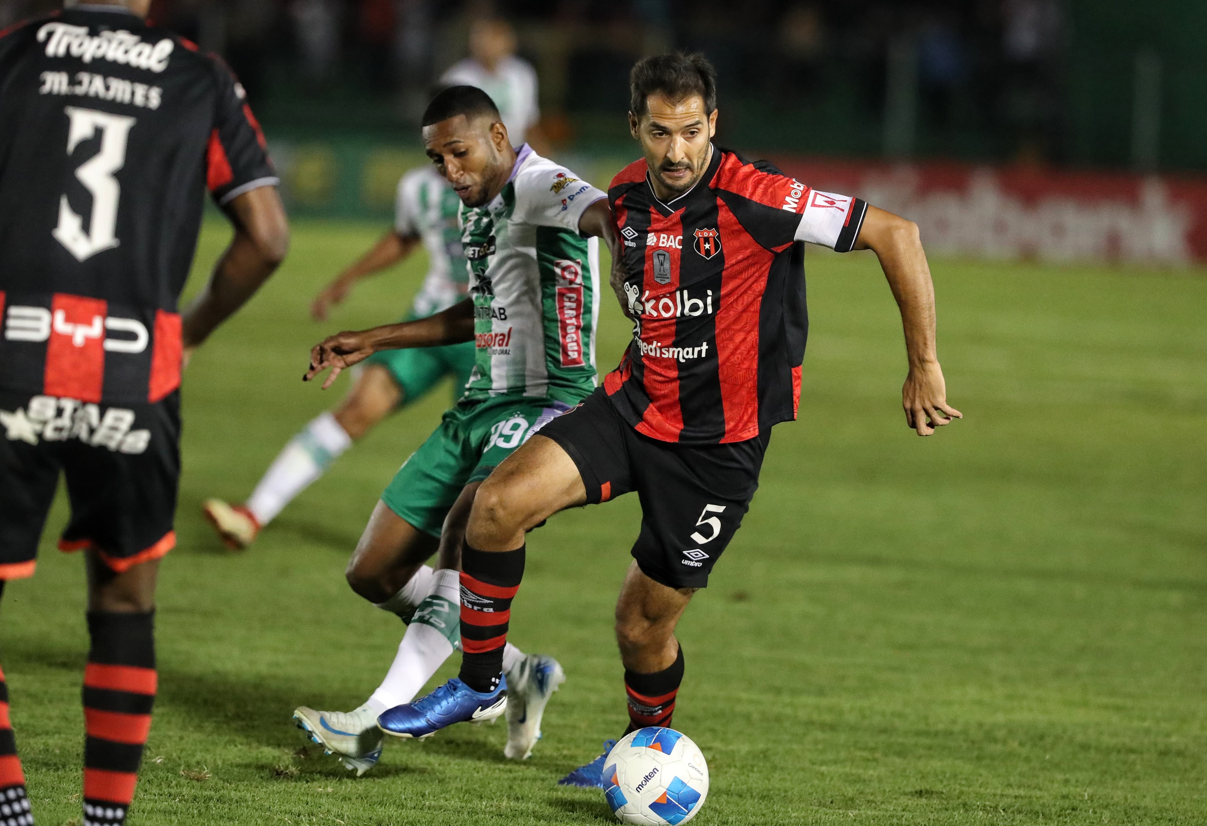 Romario da Silva y Celso Borges disputan un balón en el duelo de Copa Centroamericana.