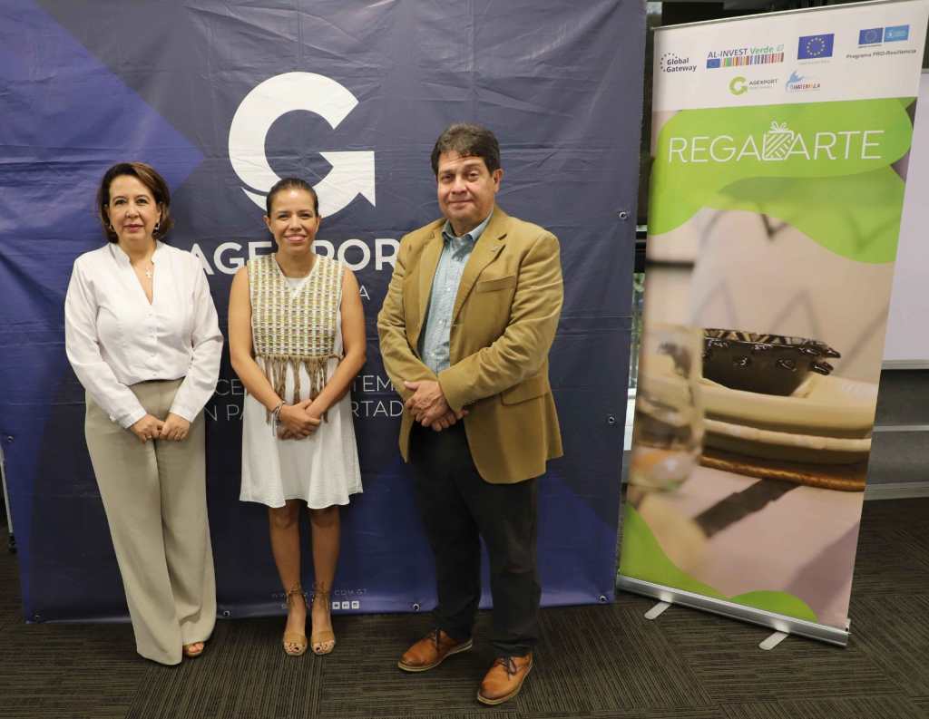 Aida Fernández, Gte de Manufacturas y Servicios AGEXPORT; Emma Gutiérrez, Pdte de la Comisión Hecho a mano; Jorge Pappadopolo, Presidente del Comité Organizador de Regalarte