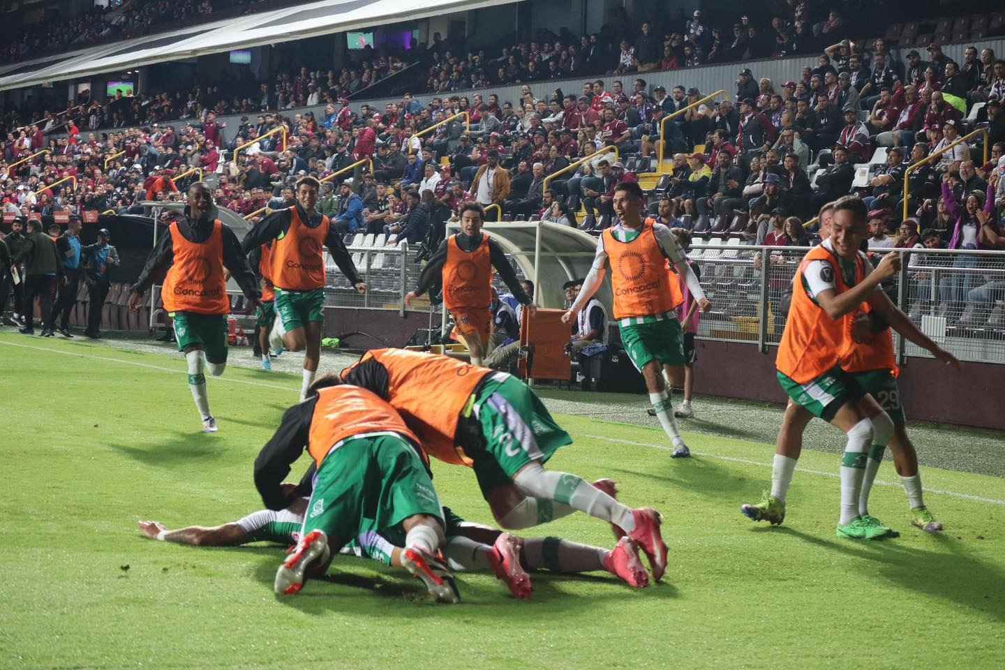 Antigua GFC celebra una de las anotaciones de Santiago Gómez ante Saprissa.