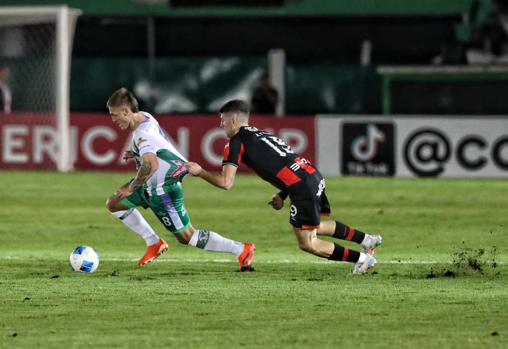 Cristian Hernández de Antigua forcejea junto a Alberto Toril de Alajuelense.