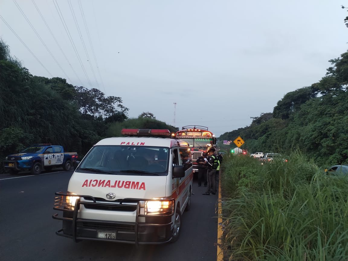 Un autobús fue tomado por asalto en el kilómetro 44 de la autopista Palín – Escuintla. (foto Prensa Libre: Bomberos Voluntarios)