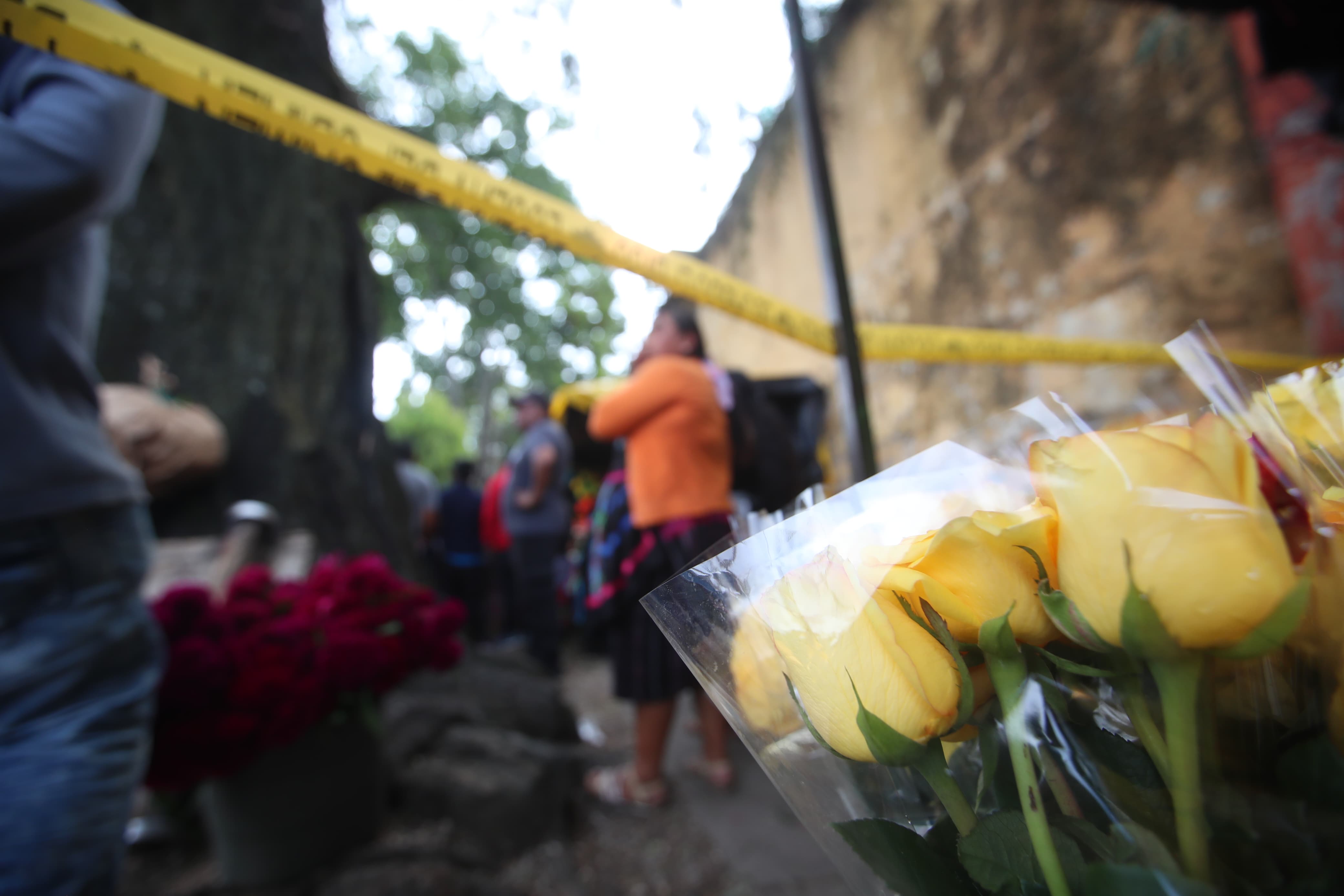 Un vendedor de flores fue atacado a balazos afuera del Cementerio General de la zona 3 capitalina. (Foto Prensa Libre: B. Baiza)