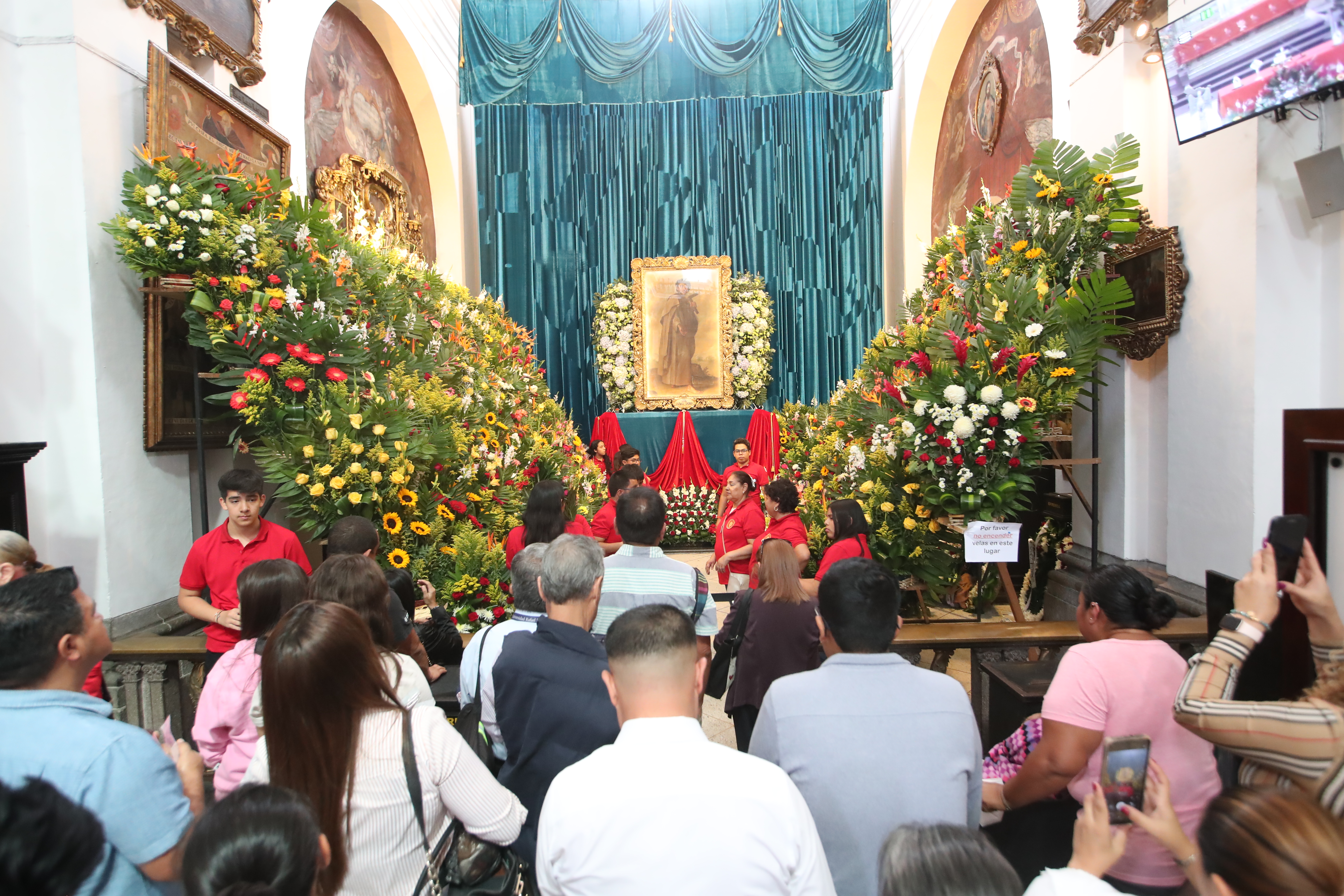 San Judas Tadeo, uno de los santos más venerados por la comunidad católica, es honrado el 28 de cada mes en el Templo de la Merced, donde sus devotos expresan su profunda fe y agradecimiento. (Fotografía Prensa Libre: Byron Rivera Baiza)
